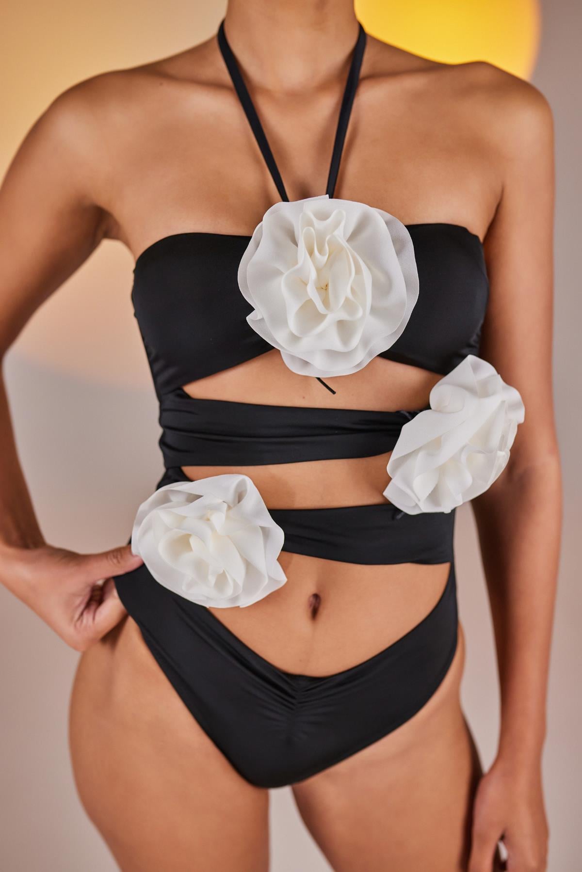 Image of Çıkarılabilir Çiçek Detaylı Cutout Kesim Premium Swagger Mayo Siyah