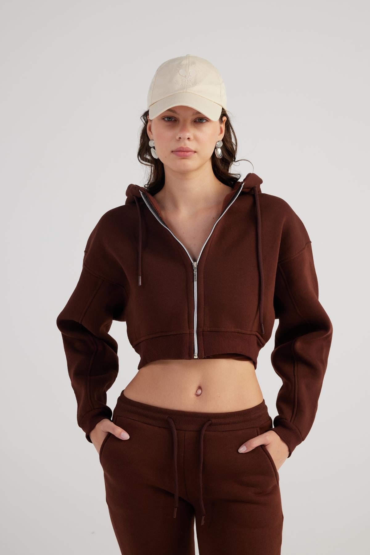 Image of Kadın Kahverengi Kapüşonlu Uzun Kol Fermuarlı Crop Mixed Sweat