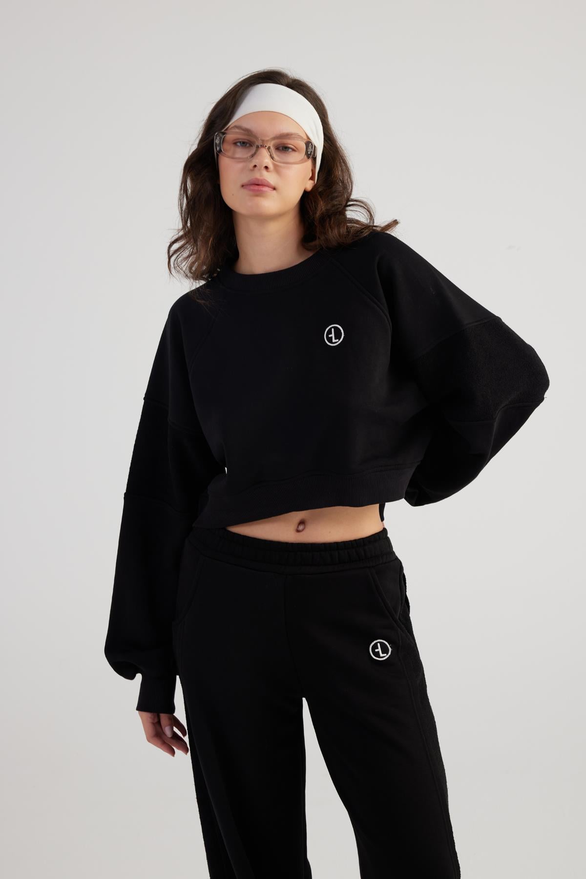 Image of Bisiklet Yaka Şardonsuz Crop Cali Sweatshirt Siyah