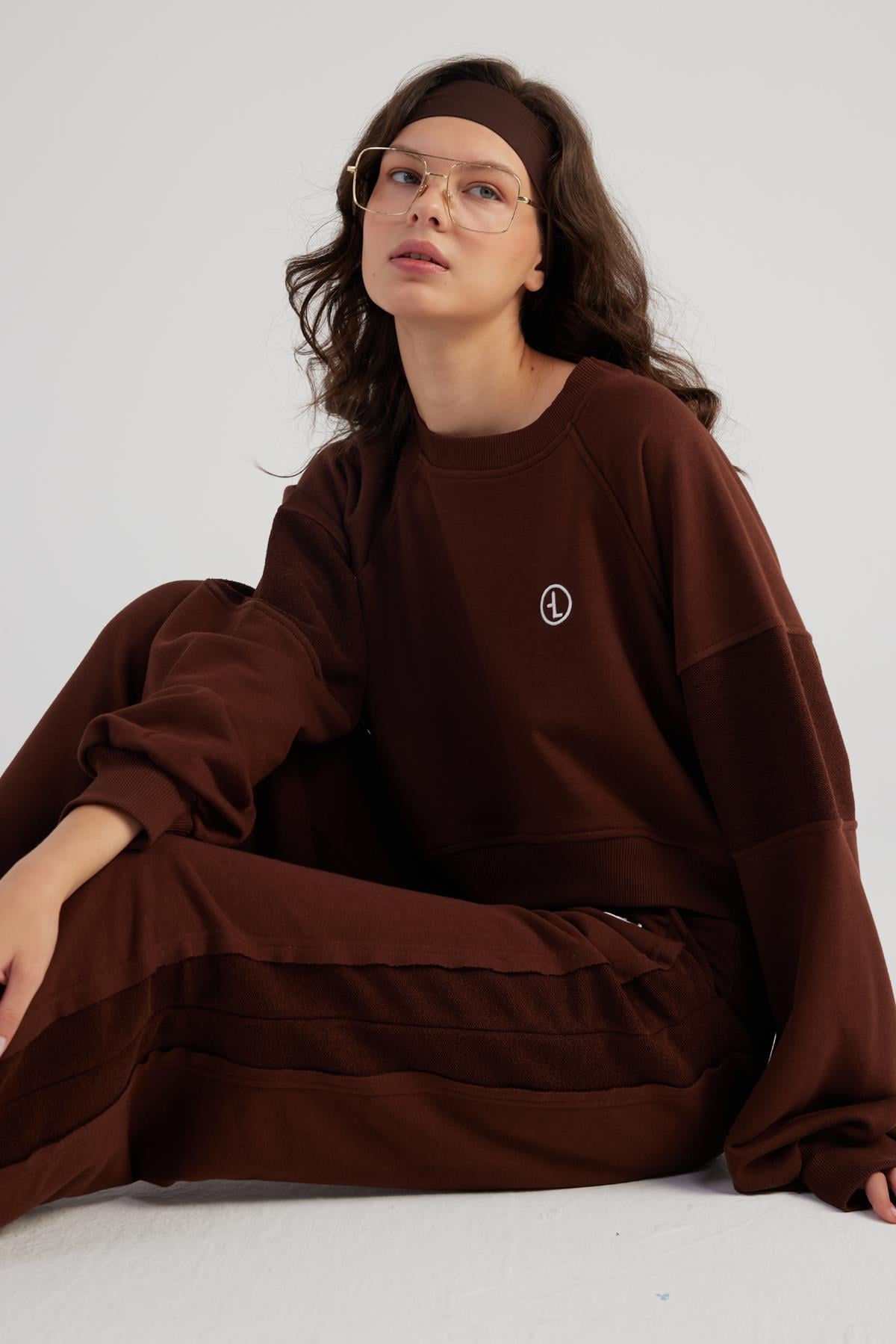 Image of Bisiklet Yaka Şardonsuz Crop Cali Sweatshirt Kahve