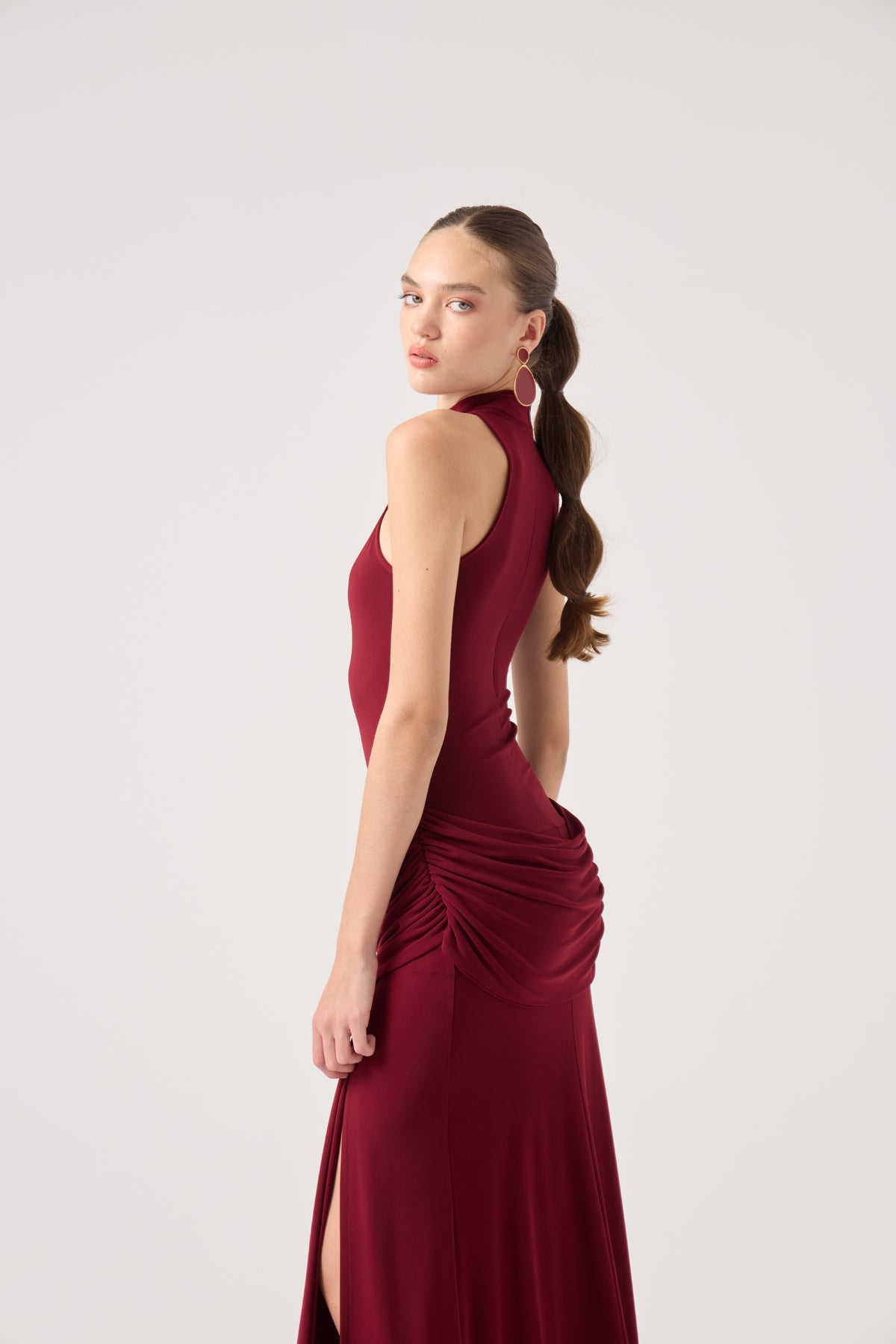 Image of Balıkçı Yaka Yırtmaçlı Uzun Valentina Elbise Bordo