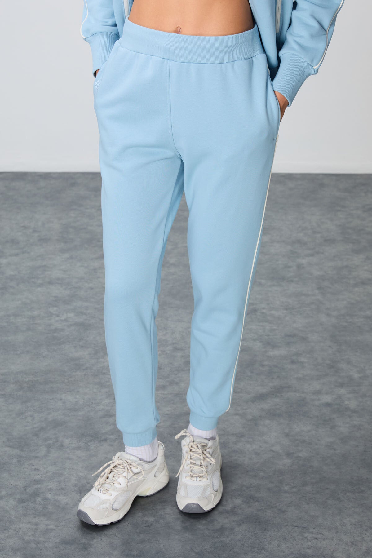 Image of Açık Mavi Kompakt Pamuklu Kalın Pürüzsüz Dokulu Dik Yaka Oversize Fit Kadın Eşofman Takım - 95340