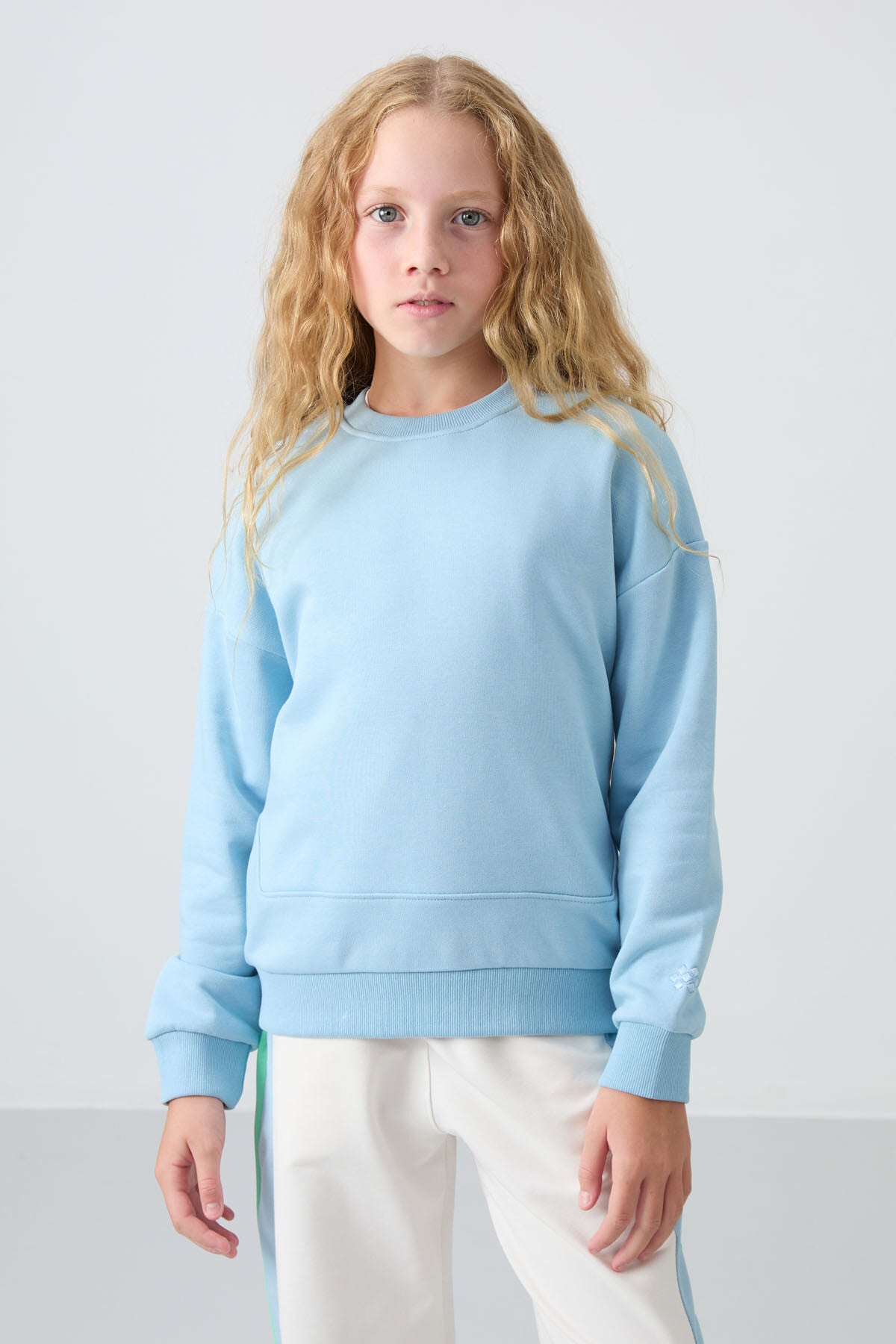 Image of Açık Mavi Pamuklu İçi Tüylü Yumuşak Dokulu Oversize Nakışlı Kız Çocuk Sweatshirt - 75150