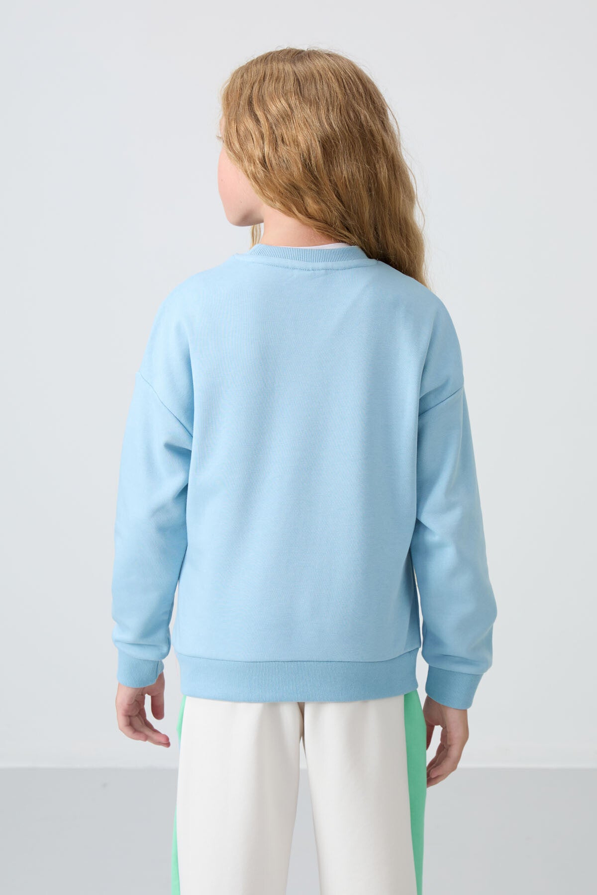 Image of Açık Mavi Pamuklu İçi Tüylü Yumuşak Dokulu Oversize Nakışlı Kız Çocuk Sweatshirt - 75150