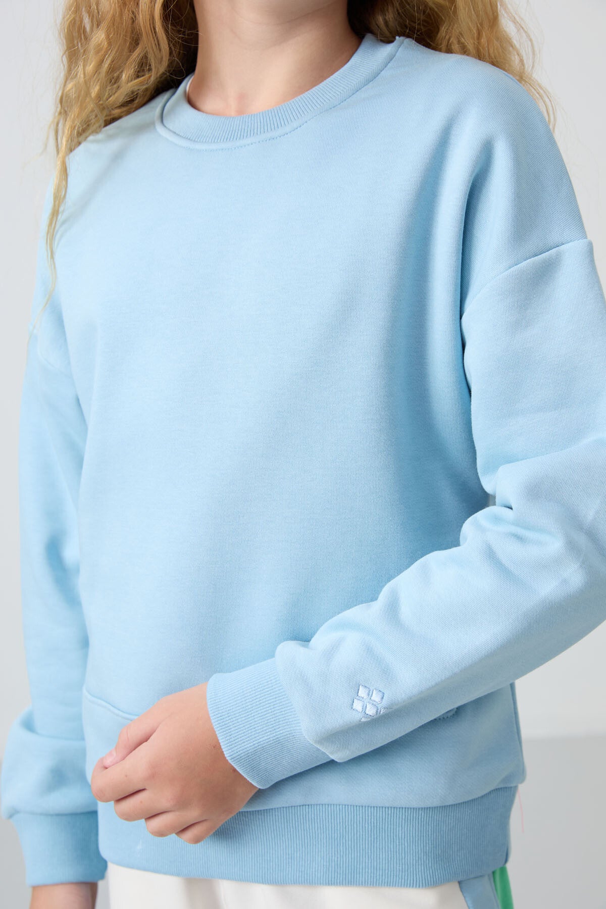 Image of Açık Mavi Pamuklu İçi Tüylü Yumuşak Dokulu Oversize Nakışlı Kız Çocuk Sweatshirt - 75150
