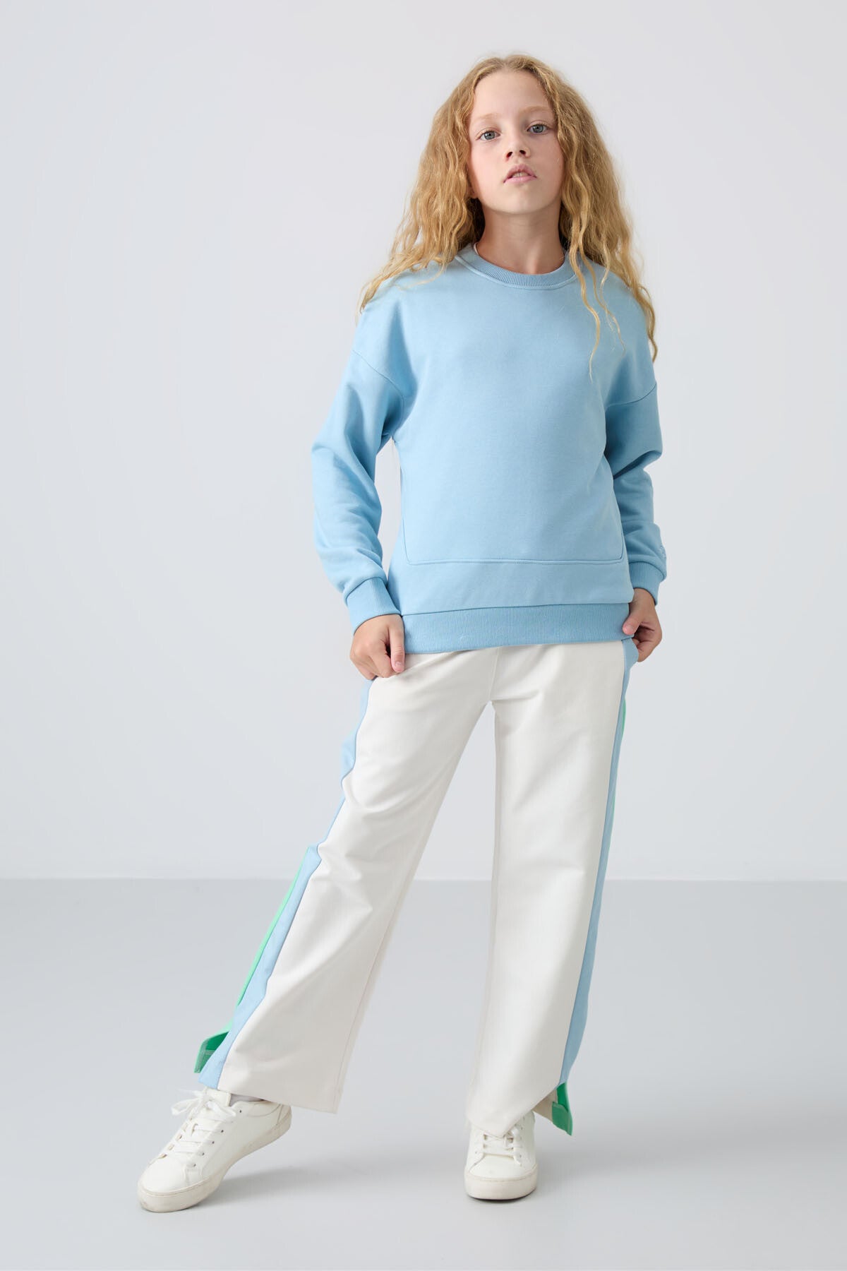 Image of Açık Mavi Pamuklu İçi Tüylü Yumuşak Dokulu Oversize Nakışlı Kız Çocuk Sweatshirt - 75150