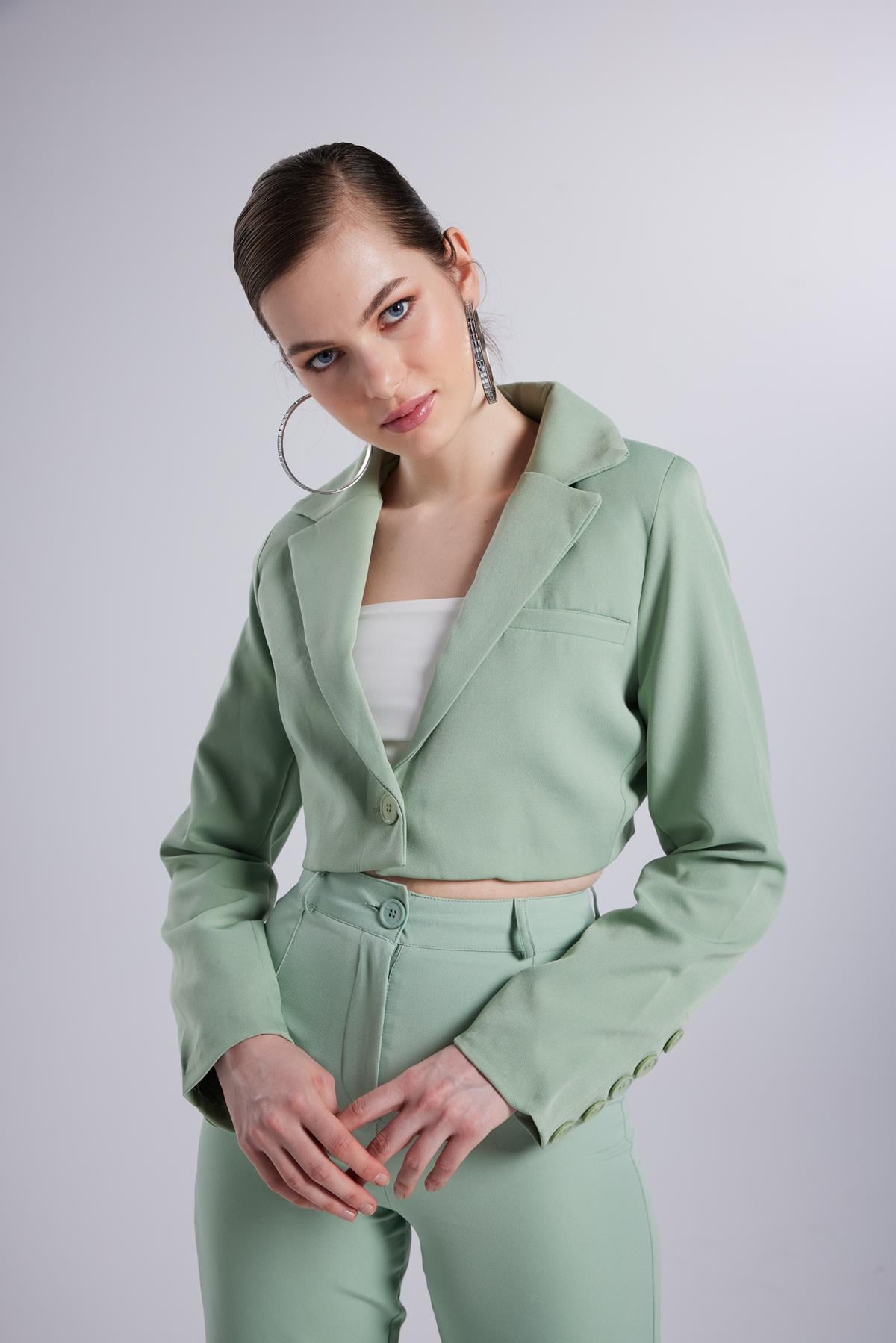 Image of Vatkalı Atlas Kumaş Crop Model Panky Ceket Yeşil