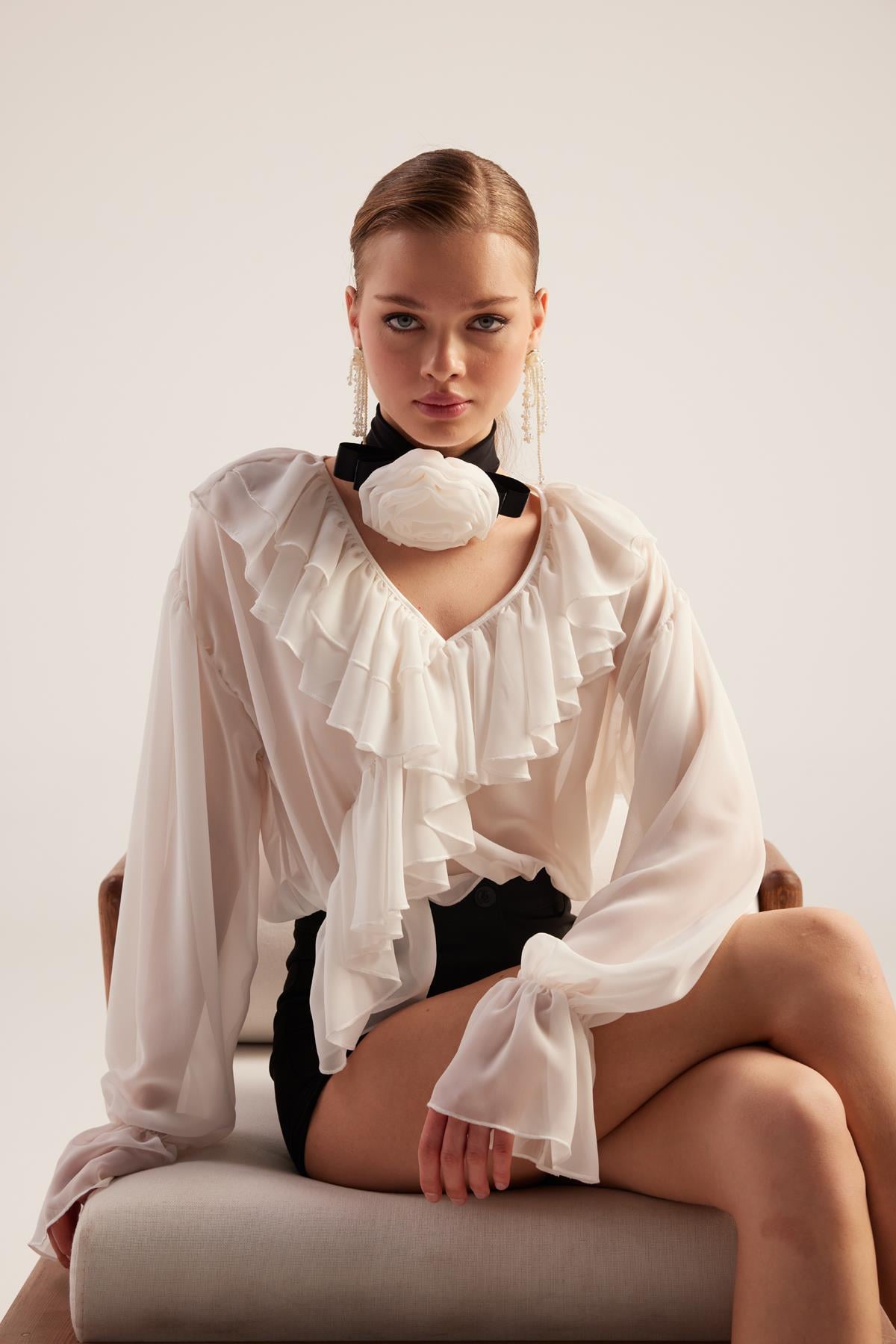 Image of Fırfırlı Güllü Choker Aksesuarlı Şifon Sassy Gömlek Beyaz
