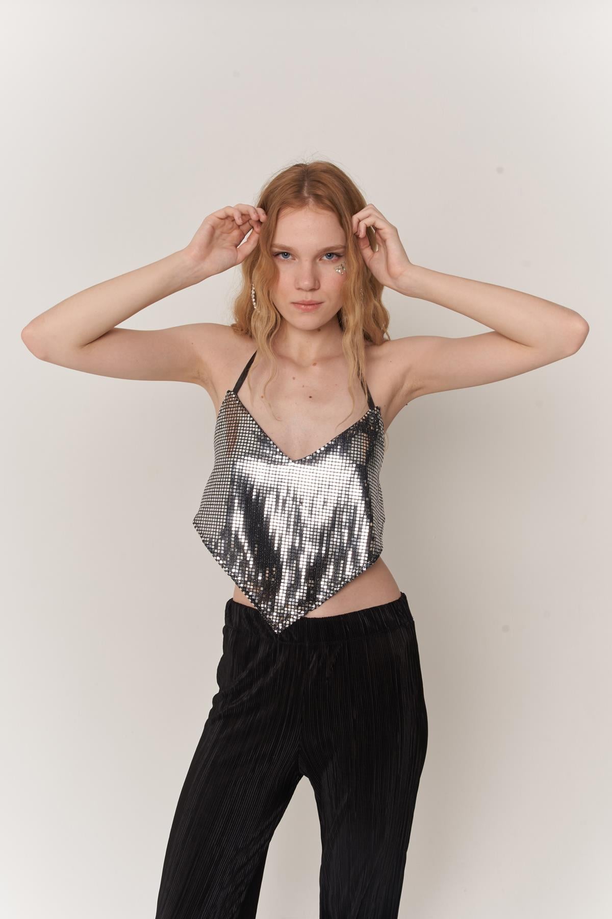 Image of Üçgen Kesim Boyundan Bağlamalı Glammy Crop Gümüş