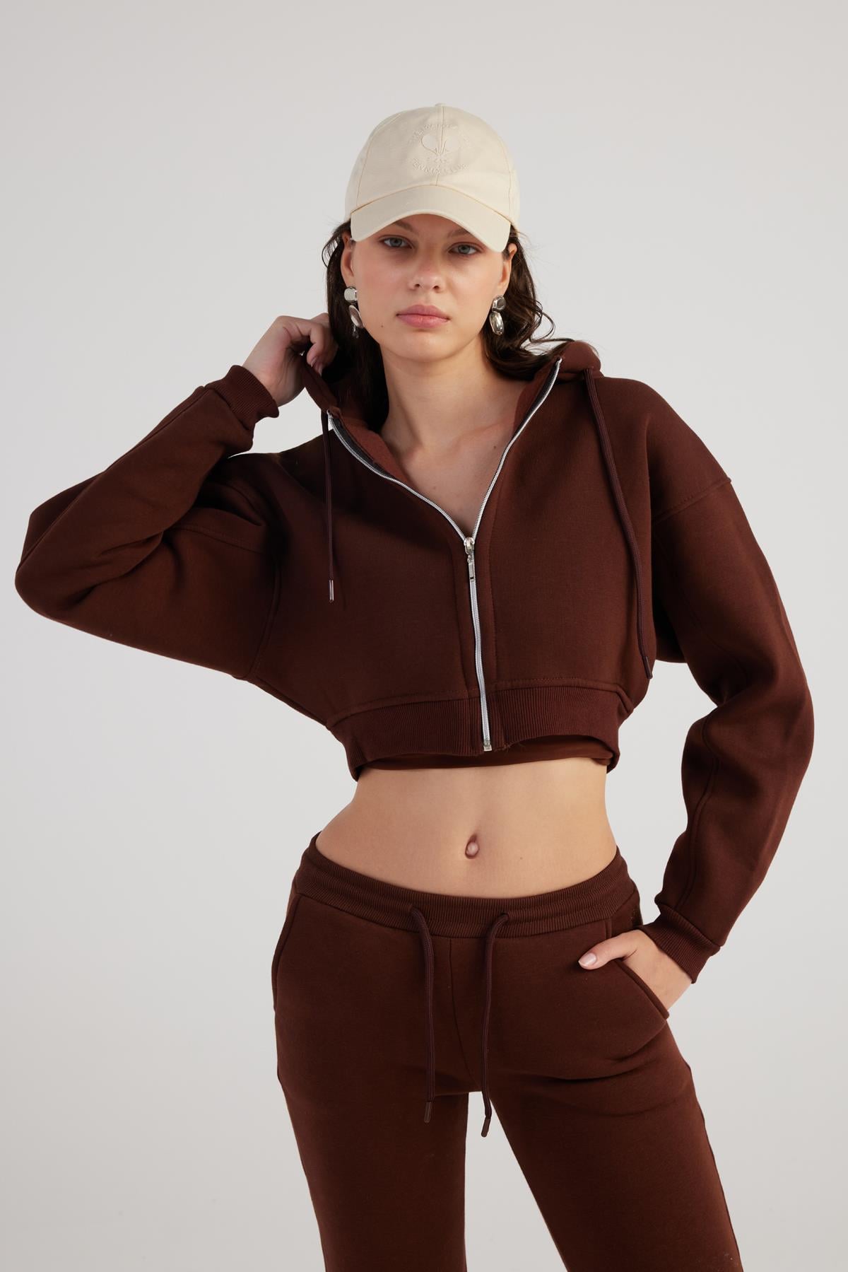 Image of Kadın Kahverengi Kapüşonlu Uzun Kol Fermuarlı Crop Mixed Sweat