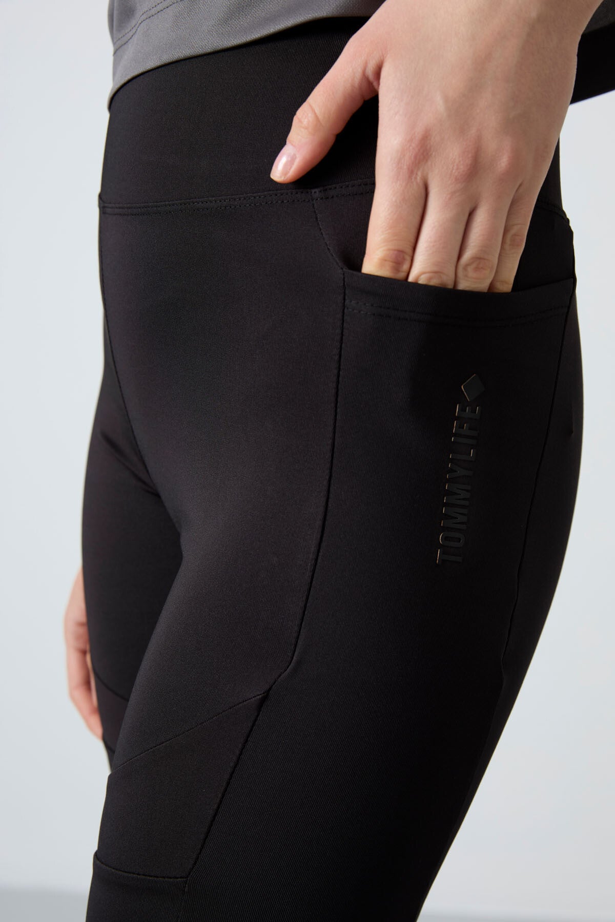 Image of Siyah Esnek Standart Fit Performans Kadın Biker Tayt - 91012