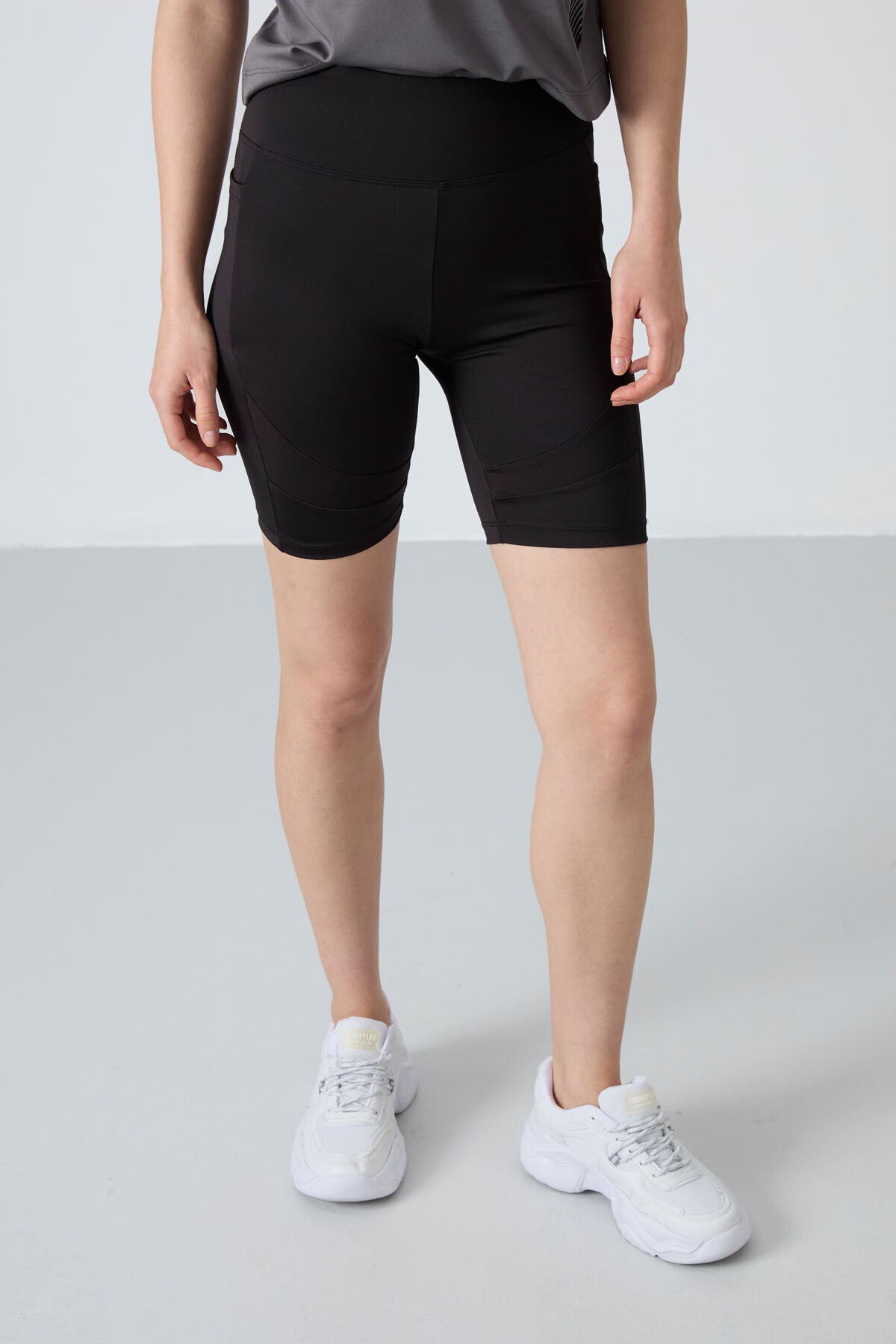 Image of Siyah Esnek Standart Fit Performans Kadın Biker Tayt - 91012