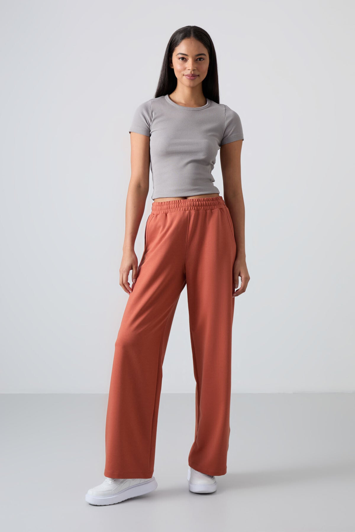 Image of Pantaloni de trening pentru femei, cu talie înaltă, cu buzunare, croială confortabilă, cu croială largă, de culoarea gresie - 94567
