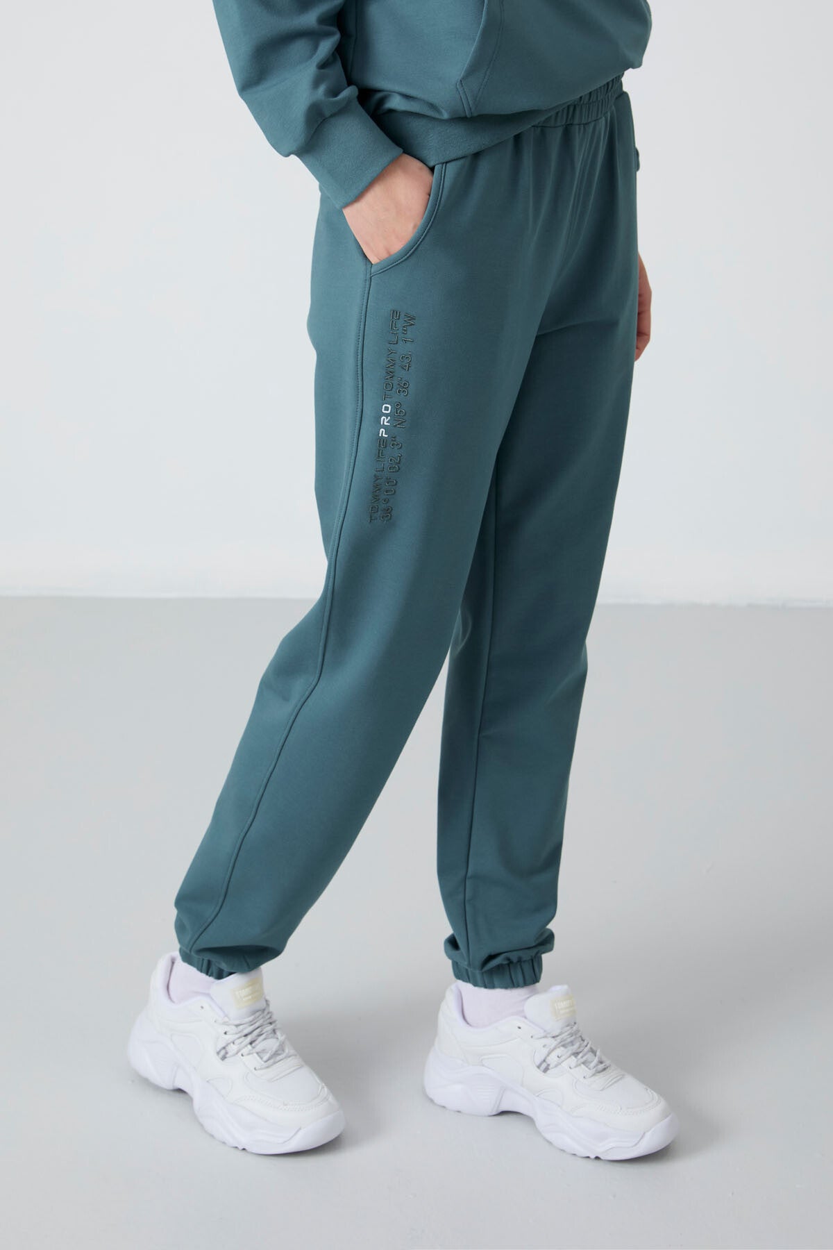 Image of Orman Yeşili Kapüşonlu Kanguru Cep Oversize Lastik Paça Kadın Eşofman Takımı - 95288