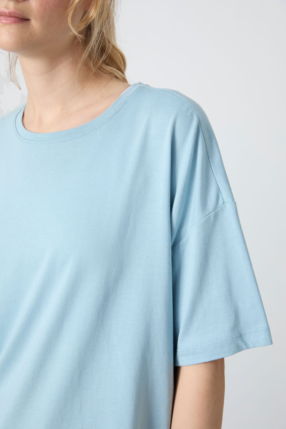 Image of Açık Mavi Penye Modal Yumuşak Tuşeli Oversize Fit Basic Kadın T-Shirt- 97285