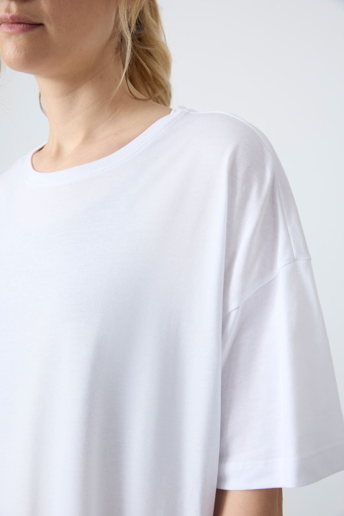 Image of Tricou de damă alb, din bumbac, modal, moale la atingere, croială supradimensionată - 97285