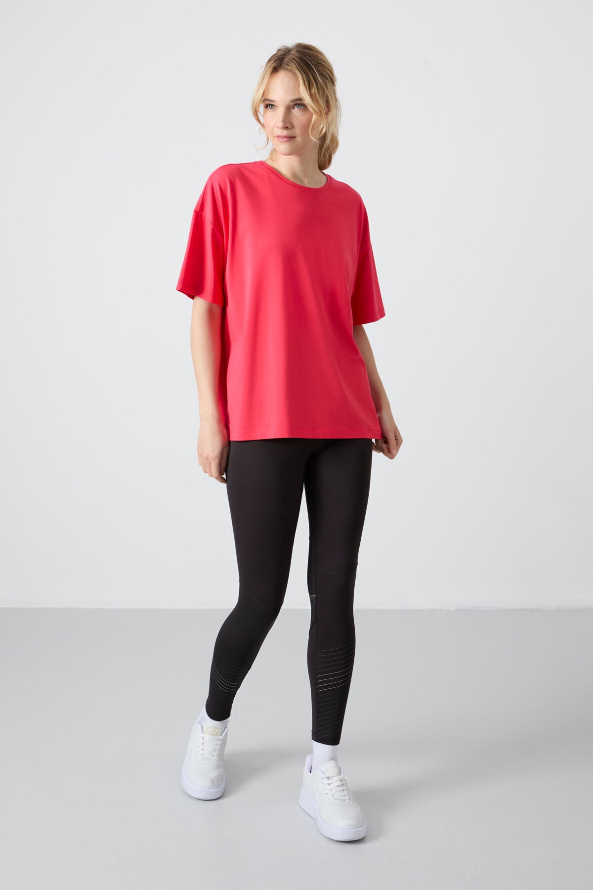 Image of Tricou roz din bumbac modal, moale la atingere, croială supradimensionată, de bază, pentru femei - 97285