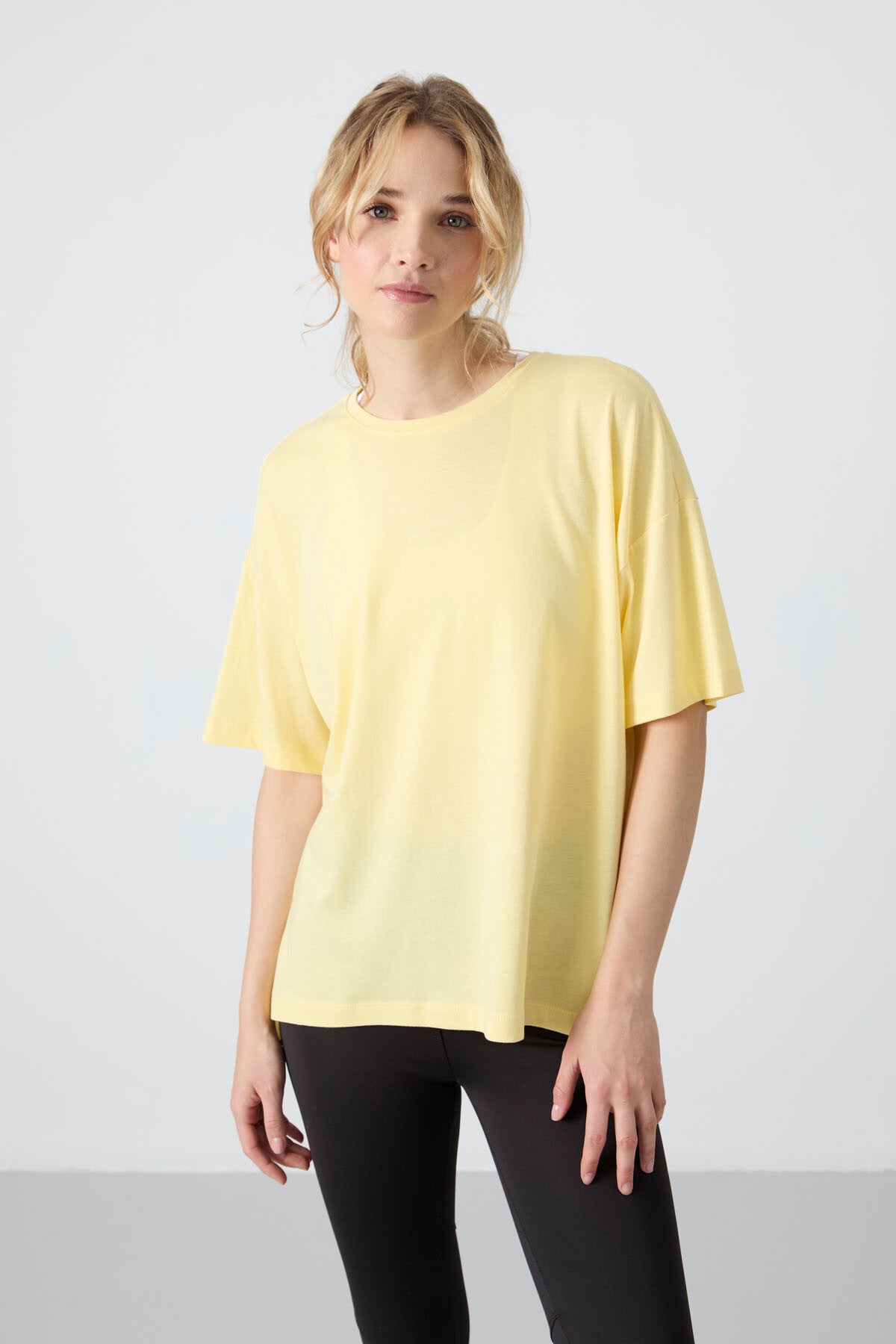 Image of Tricou galben din bumbac modal, moale la atingere, croială oversize, de bază, pentru femei - 97285