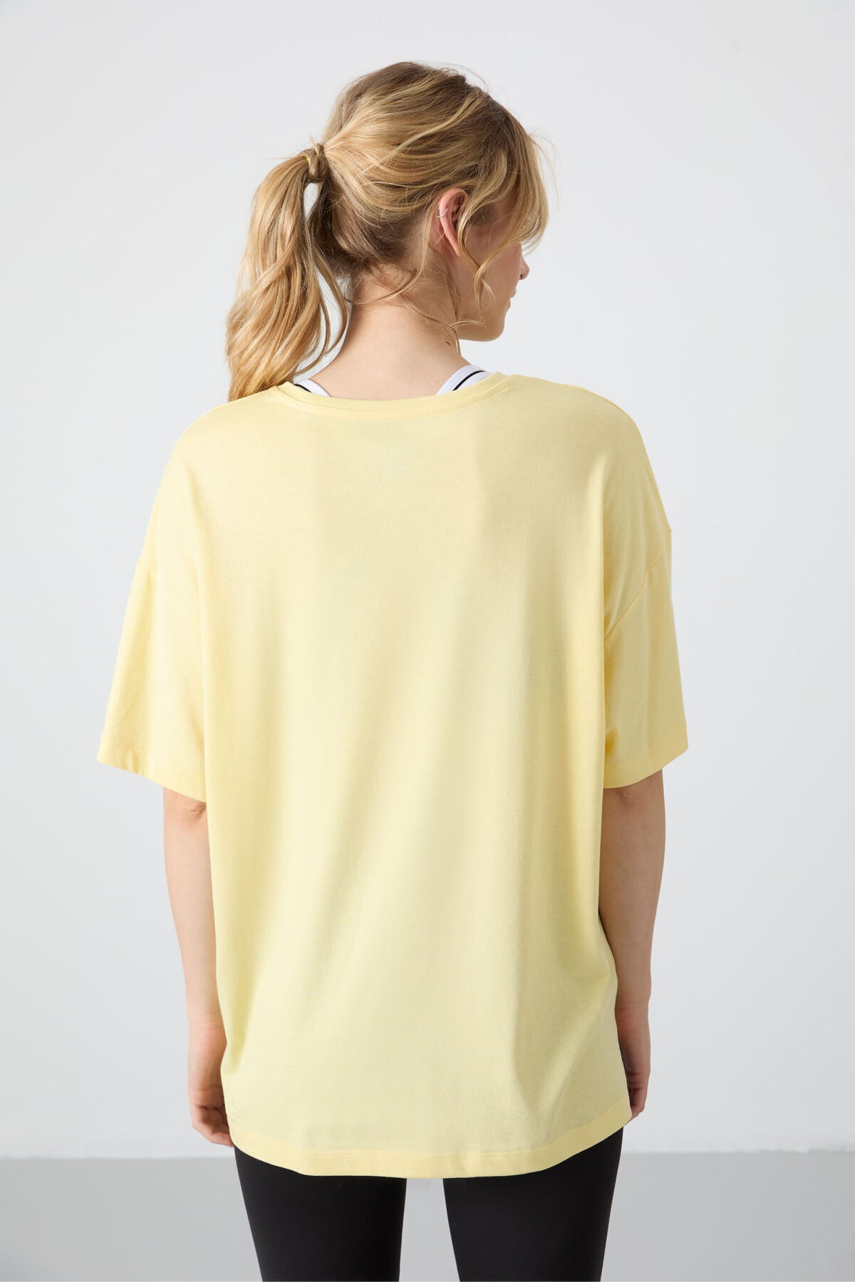 Image of Tricou galben din bumbac modal, moale la atingere, croială oversize, de bază, pentru femei - 97285