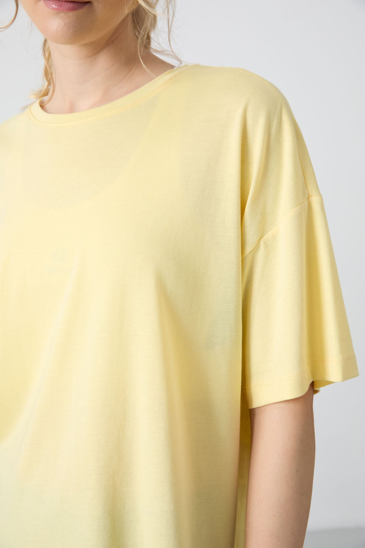 Image of Sarı Penye Modal Yumuşak Tuşeli Oversize Fit Basic Kadın T-Shirt- 97285