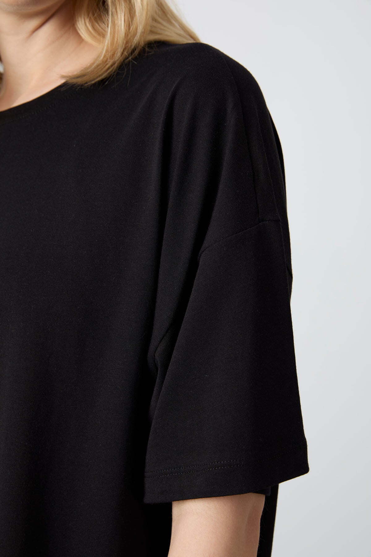 Image of Tricou negru din bumbac modal, moale la atingere, croială supradimensionată, de bază, pentru femei - 97285