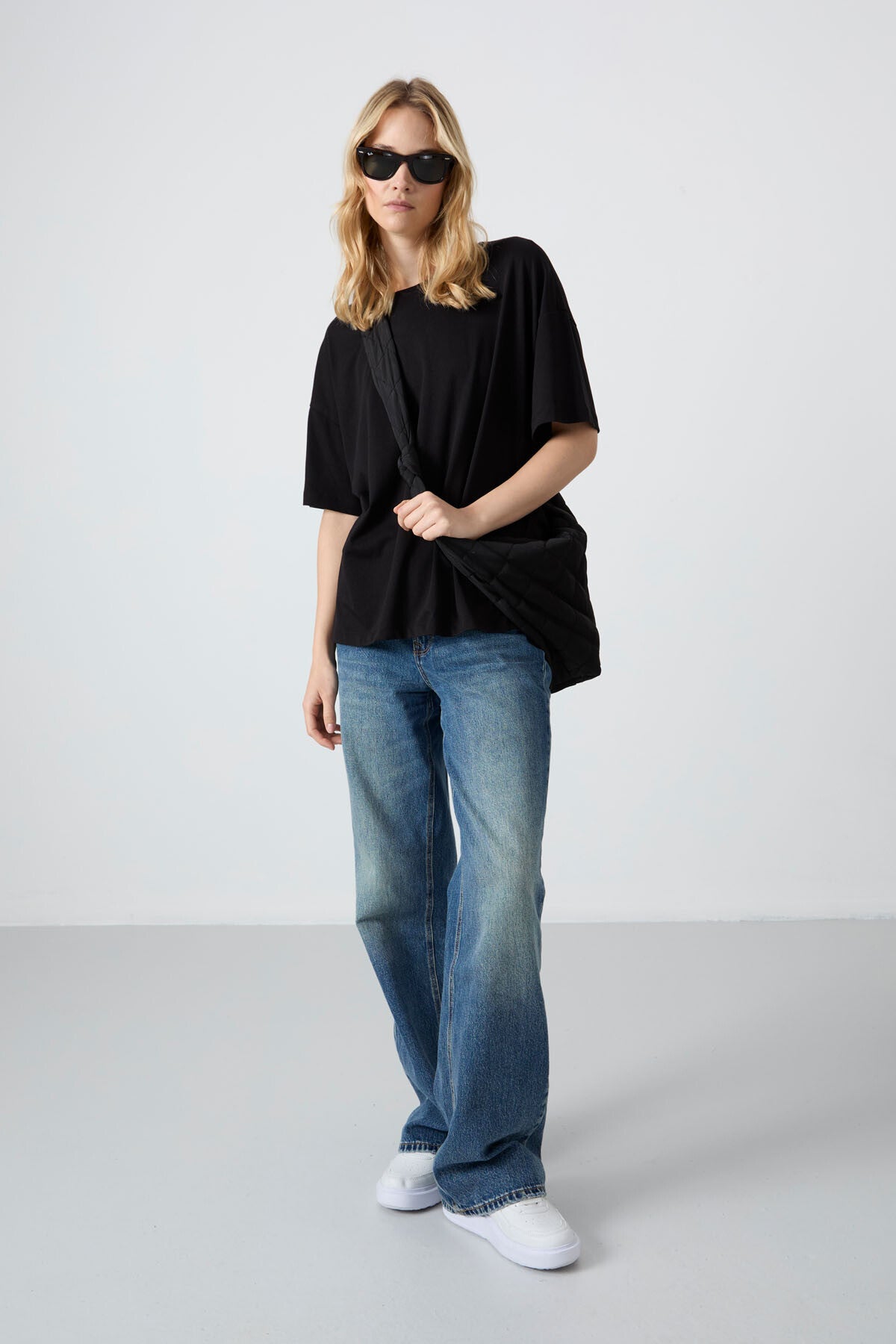 Image of Tricou negru din bumbac modal, moale la atingere, croială supradimensionată, de bază, pentru femei - 97285