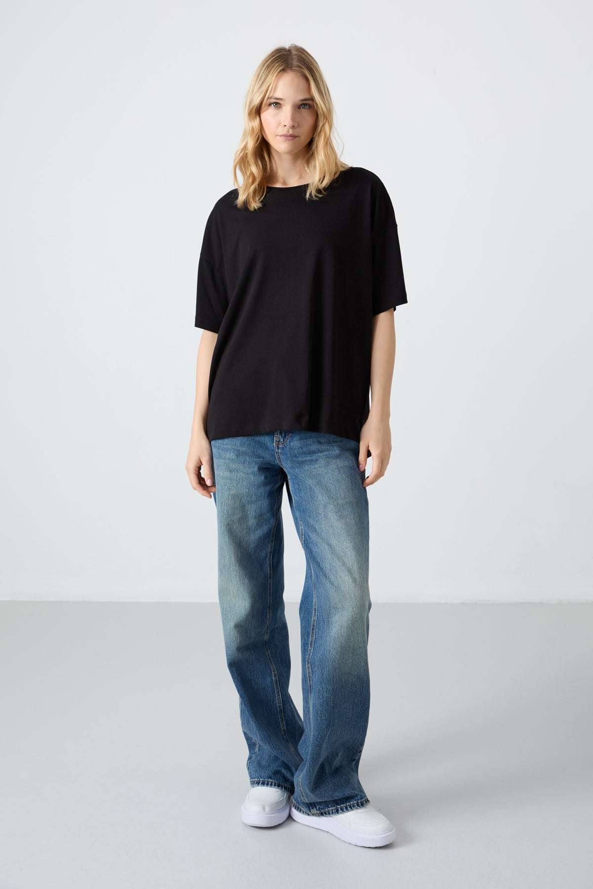 Image of Tricou negru din bumbac modal, moale la atingere, croială supradimensionată, de bază, pentru femei - 97285