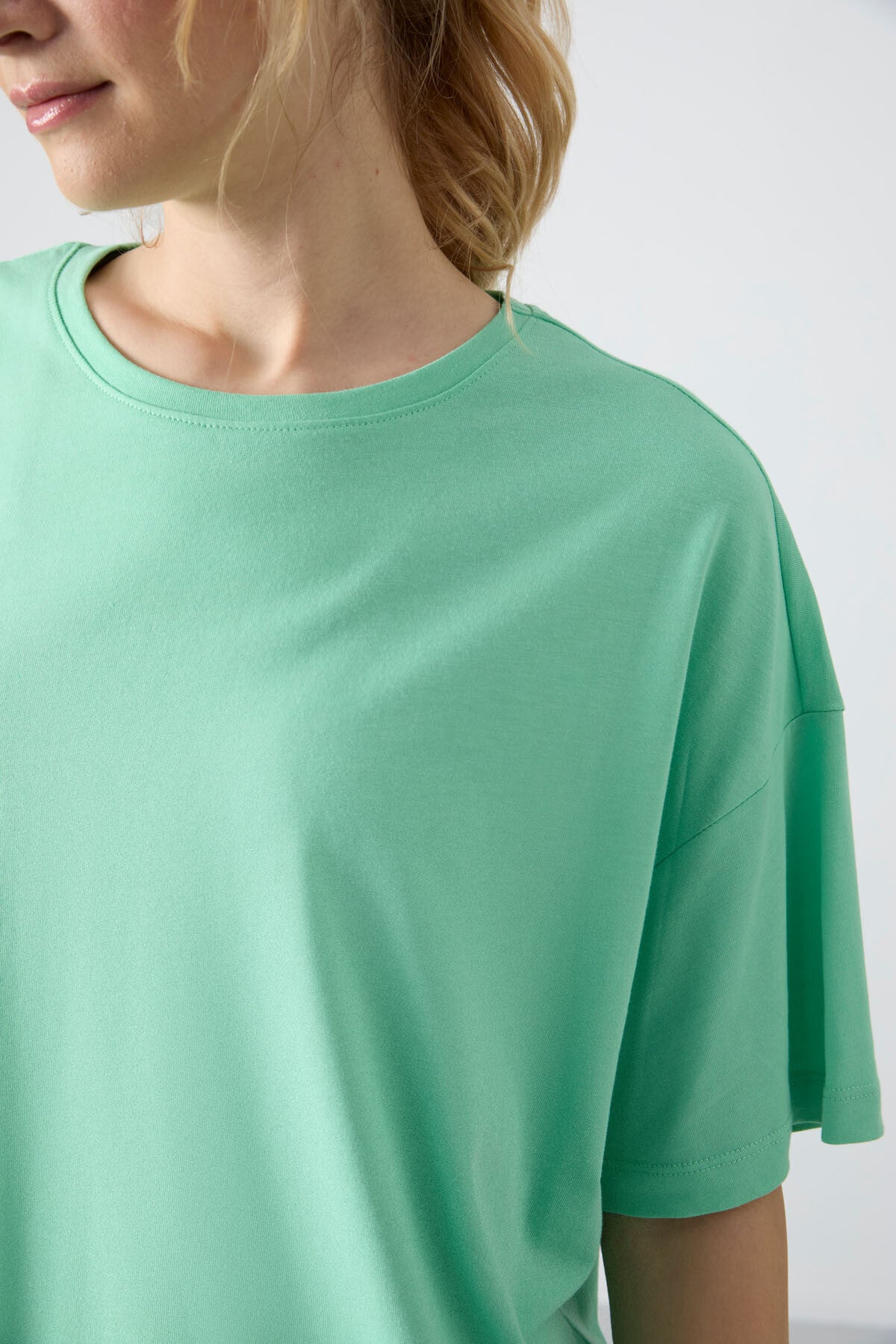 Image of Su Yeşili Penye Modal Yumuşak Tuşeli Oversize Fit Basic Kadın T-Shirt- 97285