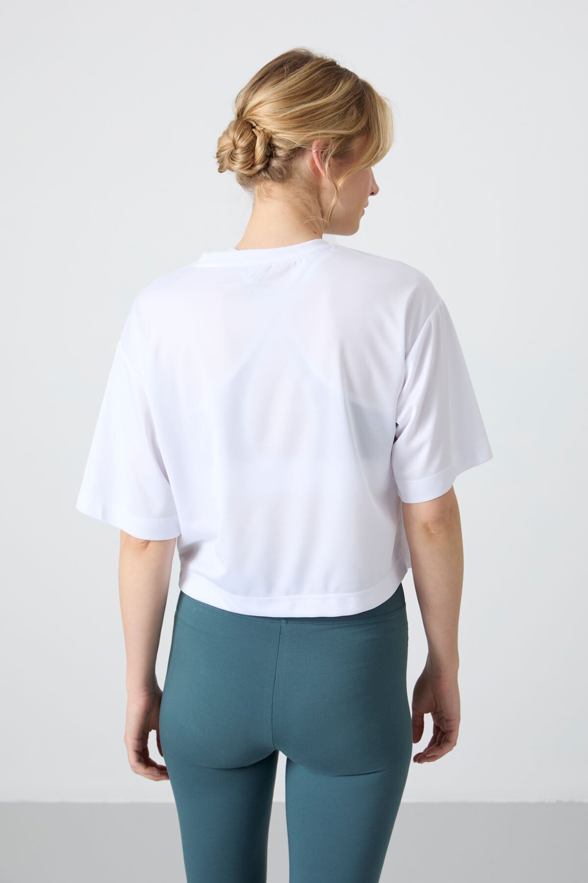 Image of Beyaz Nefes Alan Dokulu İnce Esnek Oversize Fit Performans Kadın T-Shirt - 97284