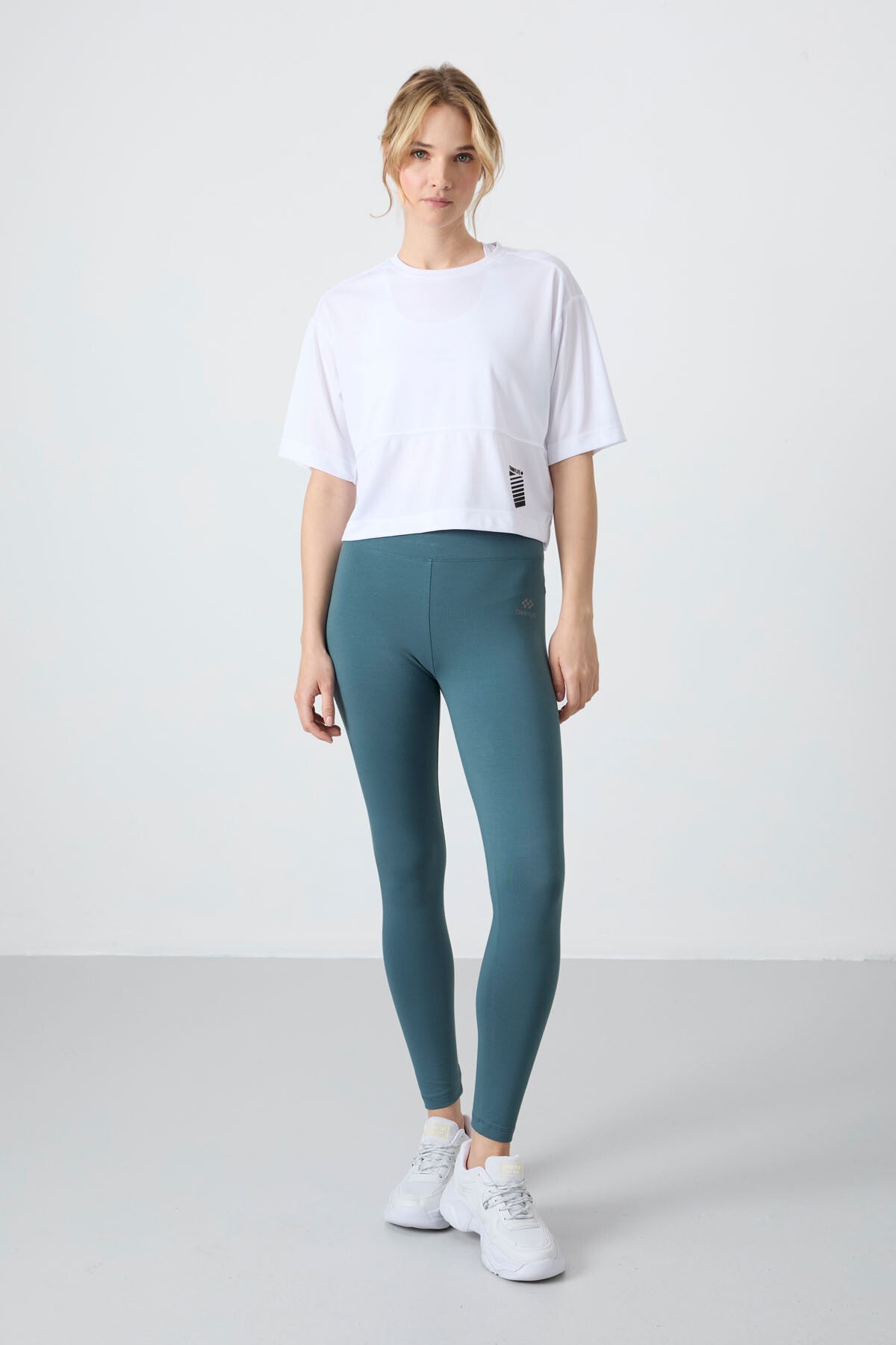 Image of Beyaz Nefes Alan Dokulu İnce Esnek Oversize Fit Performans Kadın T-Shirt - 97284