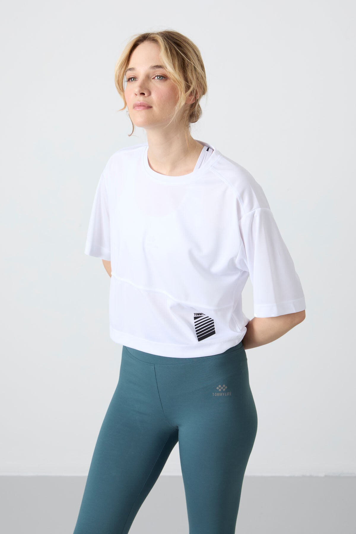 Image of Beyaz Nefes Alan Dokulu İnce Esnek Oversize Fit Performans Kadın T-Shirt - 97284