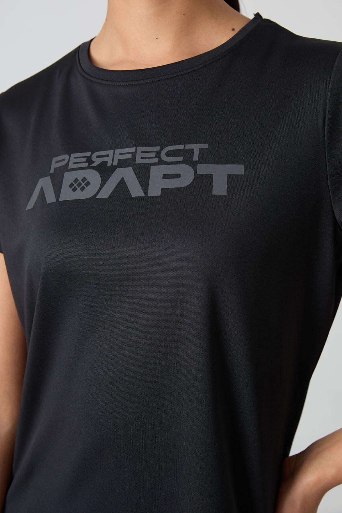 Image of Siyah Nefes Alan Dokulu İnce Esnek Standart Fit Performans Kadın T-Shirt - 97283