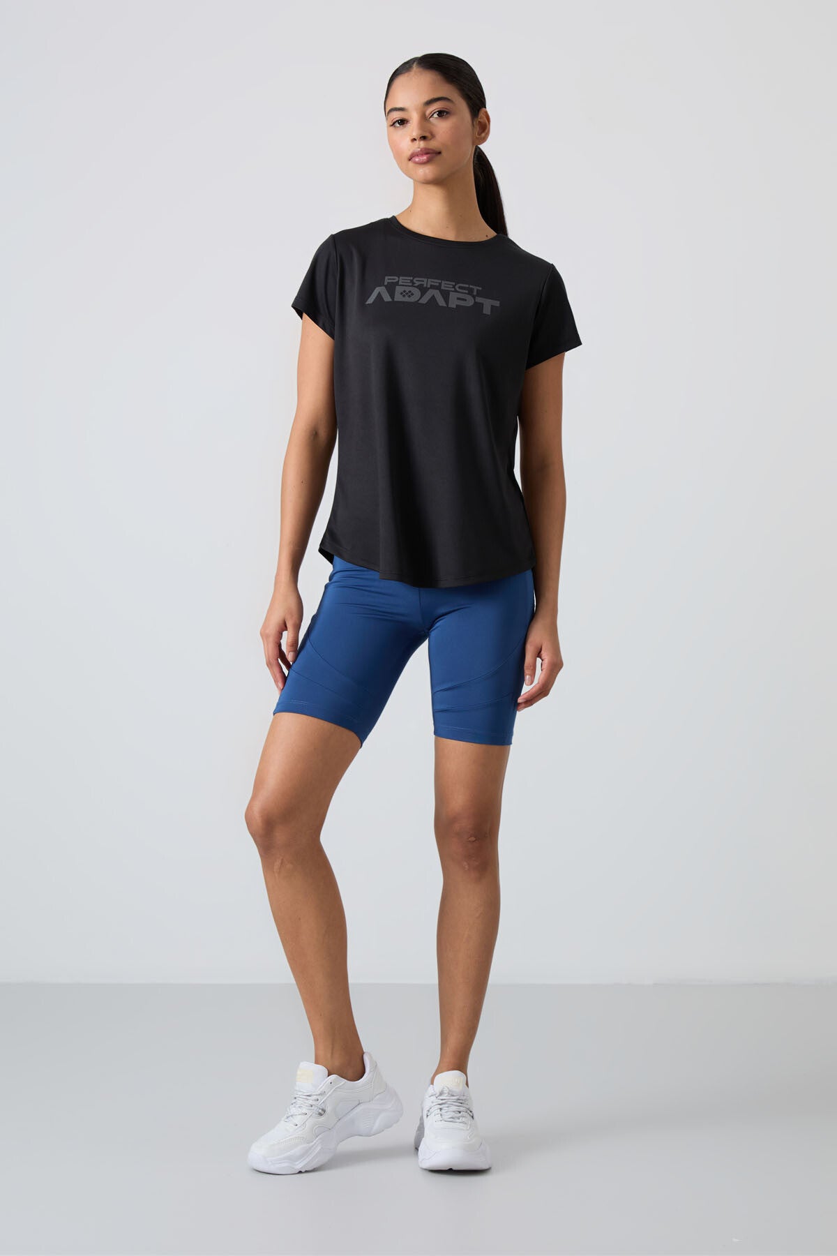Image of Siyah Nefes Alan Dokulu İnce Esnek Standart Fit Performans Kadın T-Shirt - 97283