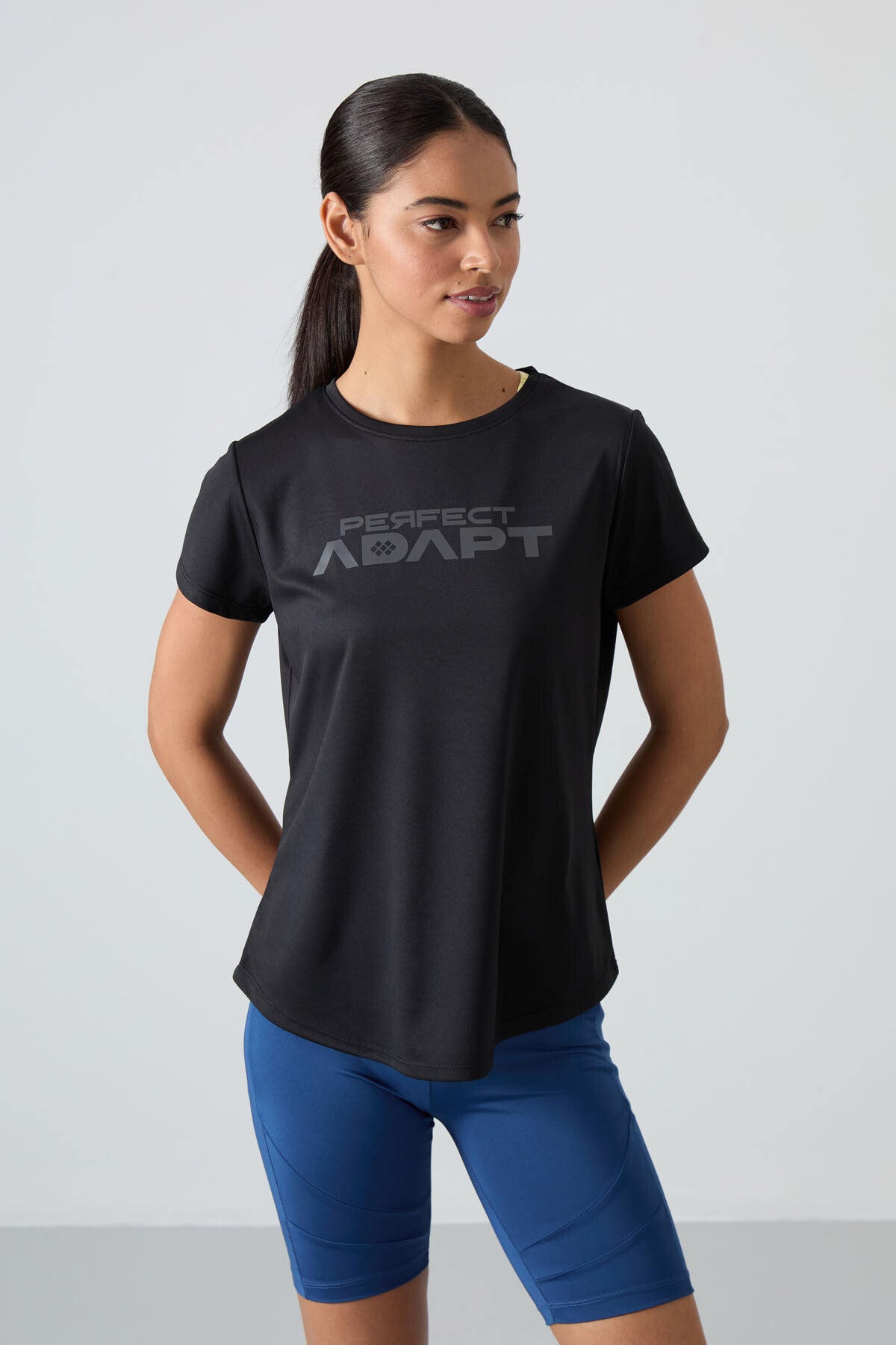 Image of Siyah Nefes Alan Dokulu İnce Esnek Standart Fit Performans Kadın T-Shirt - 97283