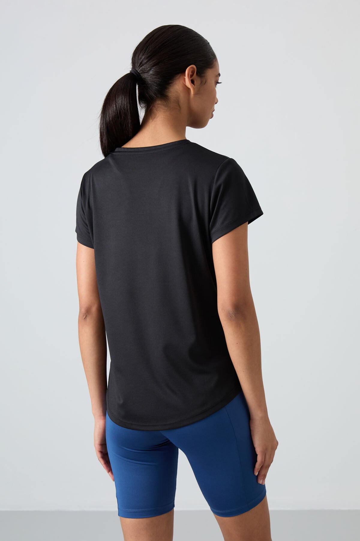 Image of Siyah Nefes Alan Dokulu İnce Esnek Standart Fit Performans Kadın T-Shirt - 97283