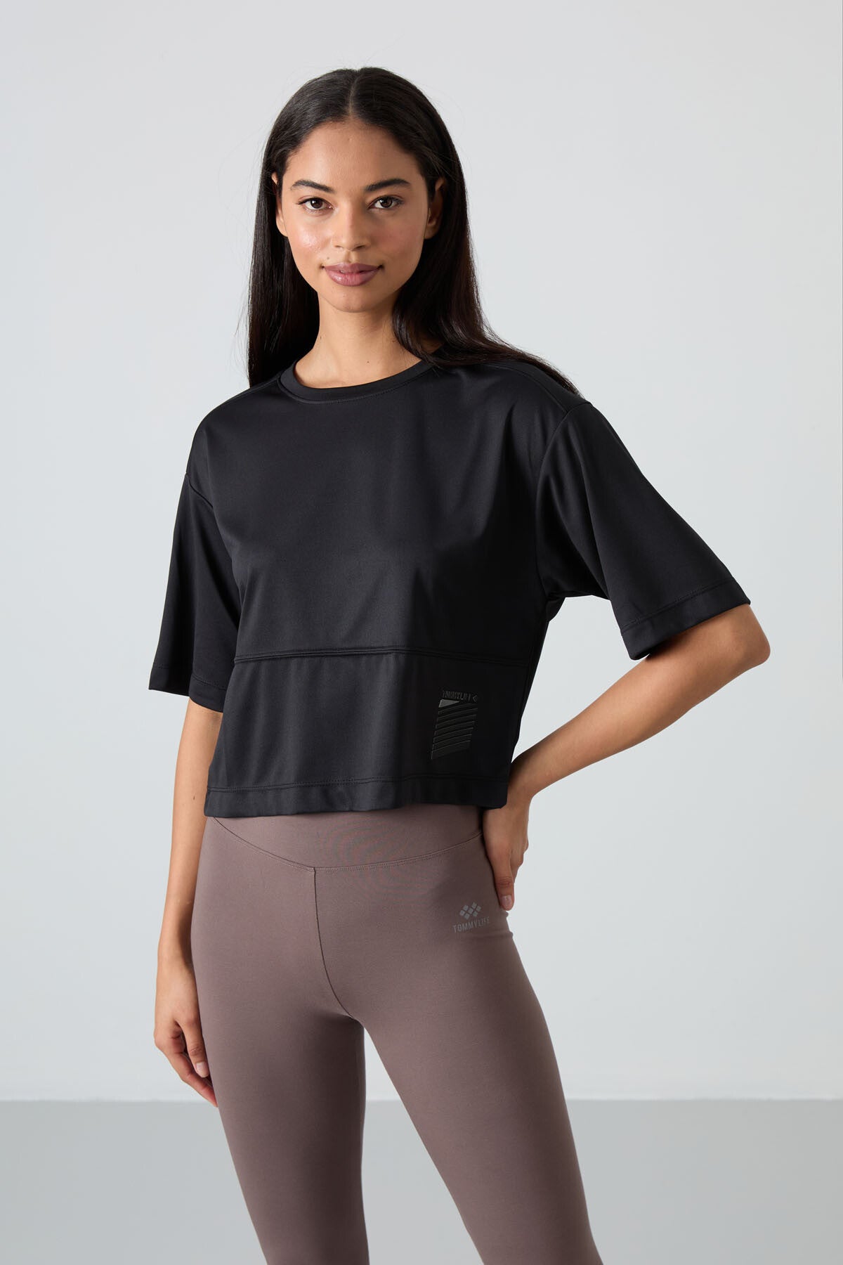 Image of Siyah Nefes Alan Dokulu İnce Esnek Oversize Fit Performans Kadın T-Shirt - 97284