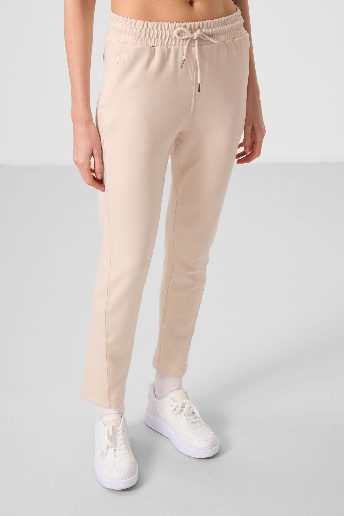 Image of Pantaloni bej cu textură moale, fermoar ascuns, croială slim, pentru femei - 94668