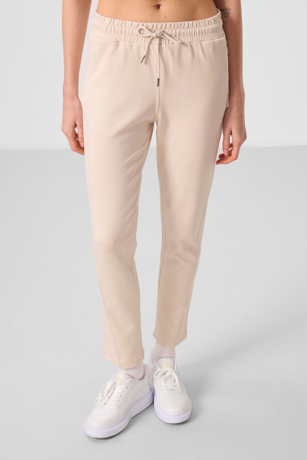 Image of Pantaloni bej cu textură moale, fermoar ascuns, croială slim, pentru femei - 94668