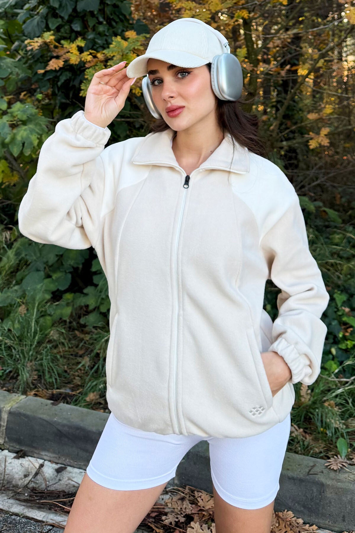 Image of Bej Kalın Yumuşak Dokulu Dik Yaka Oversize Nakışlı Polar Kadın Sweatshirt - 97293