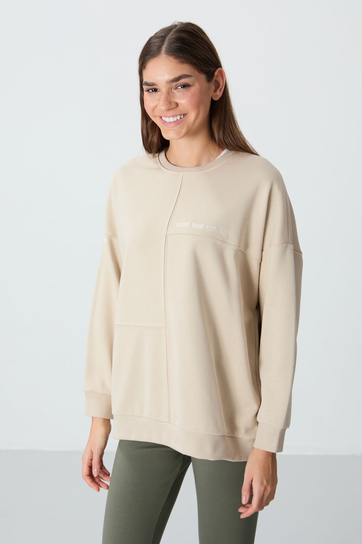 Image of Bej Kompakt Pamuklu Kalın Pürüzsüz Dokulu O Yaka Oversize Fit Kadın Sweatshirt - 97288
