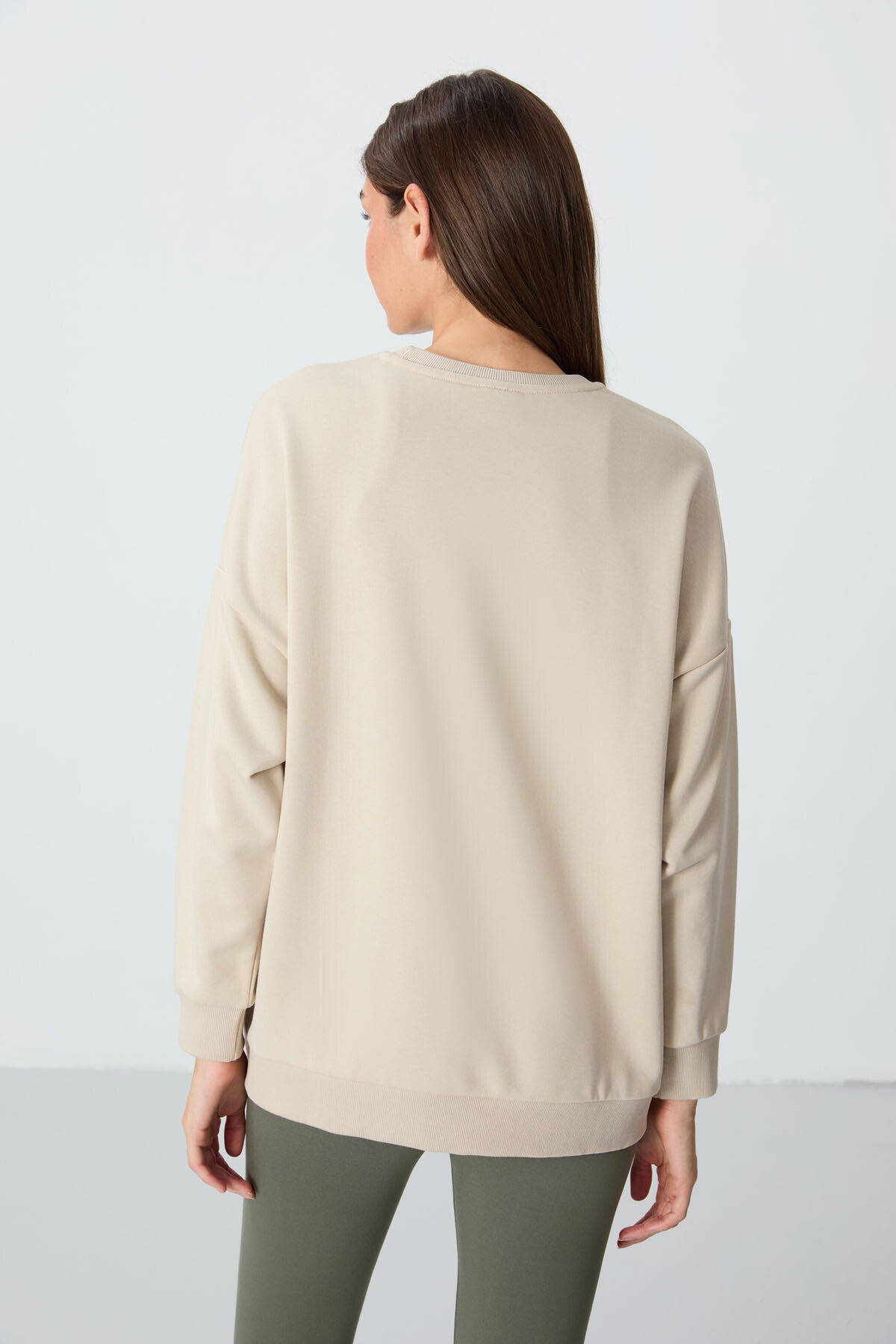Image of Bej Kompakt Pamuklu Kalın Pürüzsüz Dokulu O Yaka Oversize Fit Kadın Sweatshirt - 97288