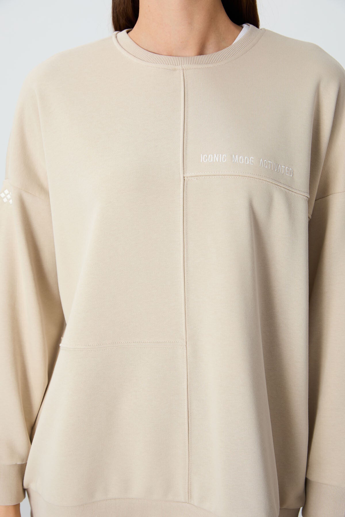 Image of Bej Kompakt Pamuklu Kalın Pürüzsüz Dokulu O Yaka Oversize Fit Kadın Sweatshirt - 97288