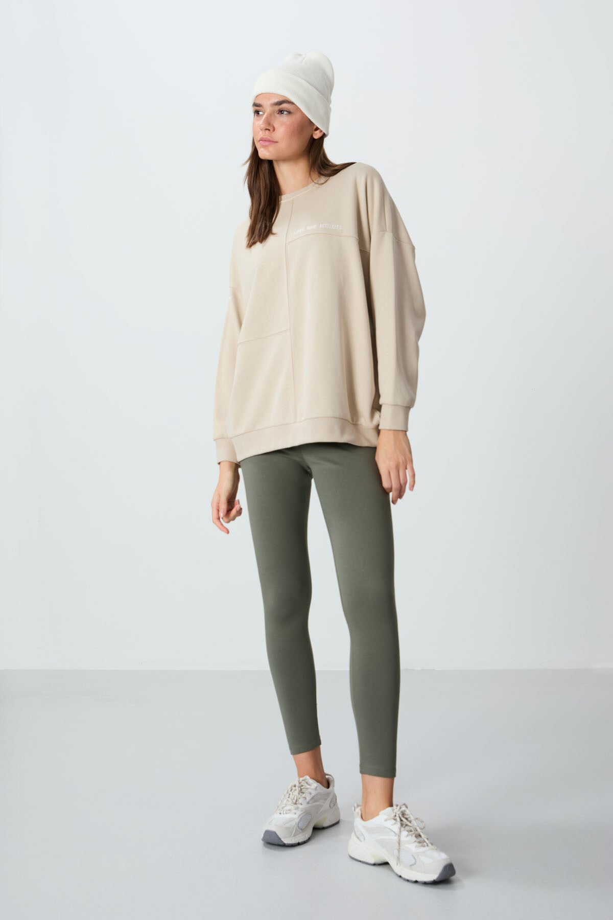 Image of Bej Kompakt Pamuklu Kalın Pürüzsüz Dokulu O Yaka Oversize Fit Kadın Sweatshirt - 97288