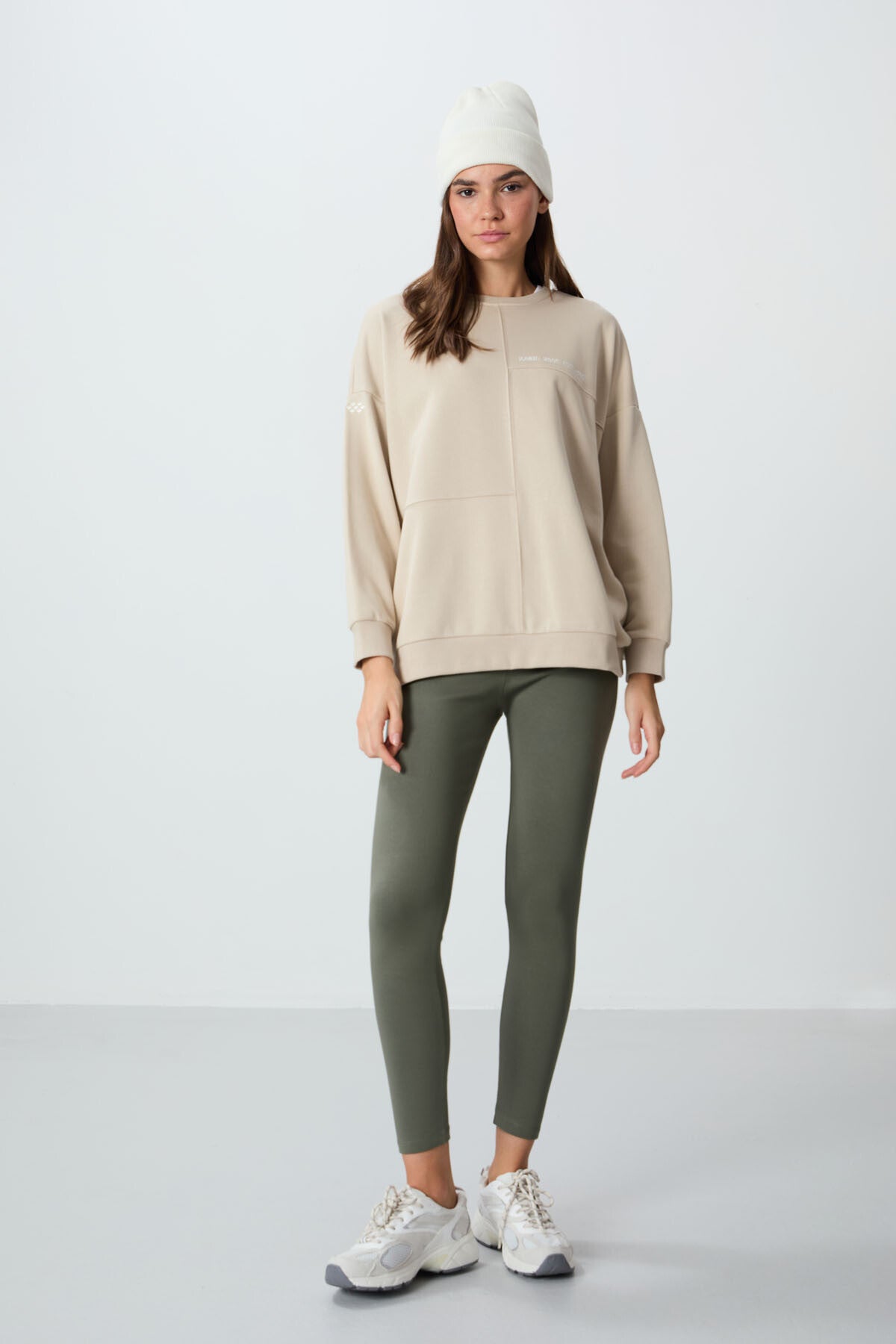Image of Bej Kompakt Pamuklu Kalın Pürüzsüz Dokulu O Yaka Oversize Fit Kadın Sweatshirt - 97288