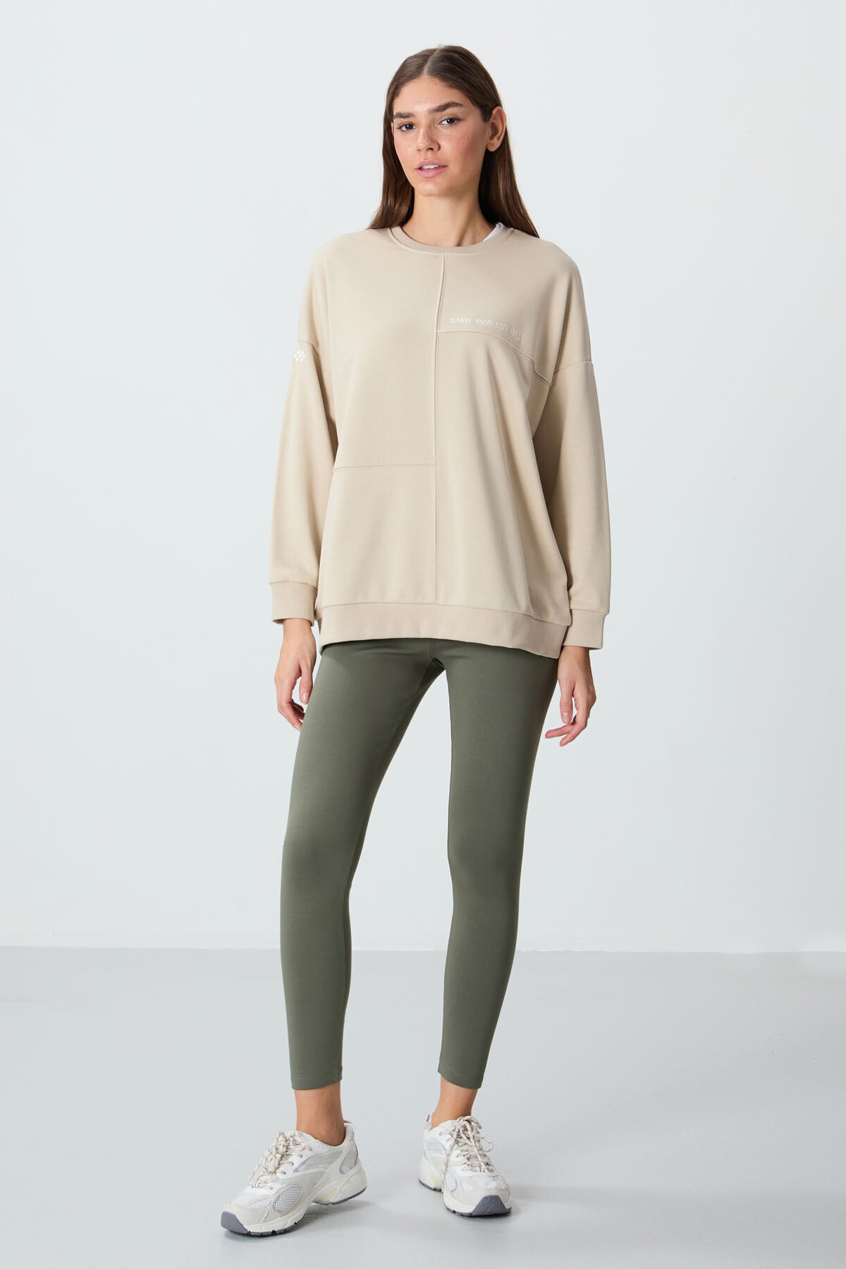 Image of Bej Kompakt Pamuklu Kalın Pürüzsüz Dokulu O Yaka Oversize Fit Kadın Sweatshirt - 97288