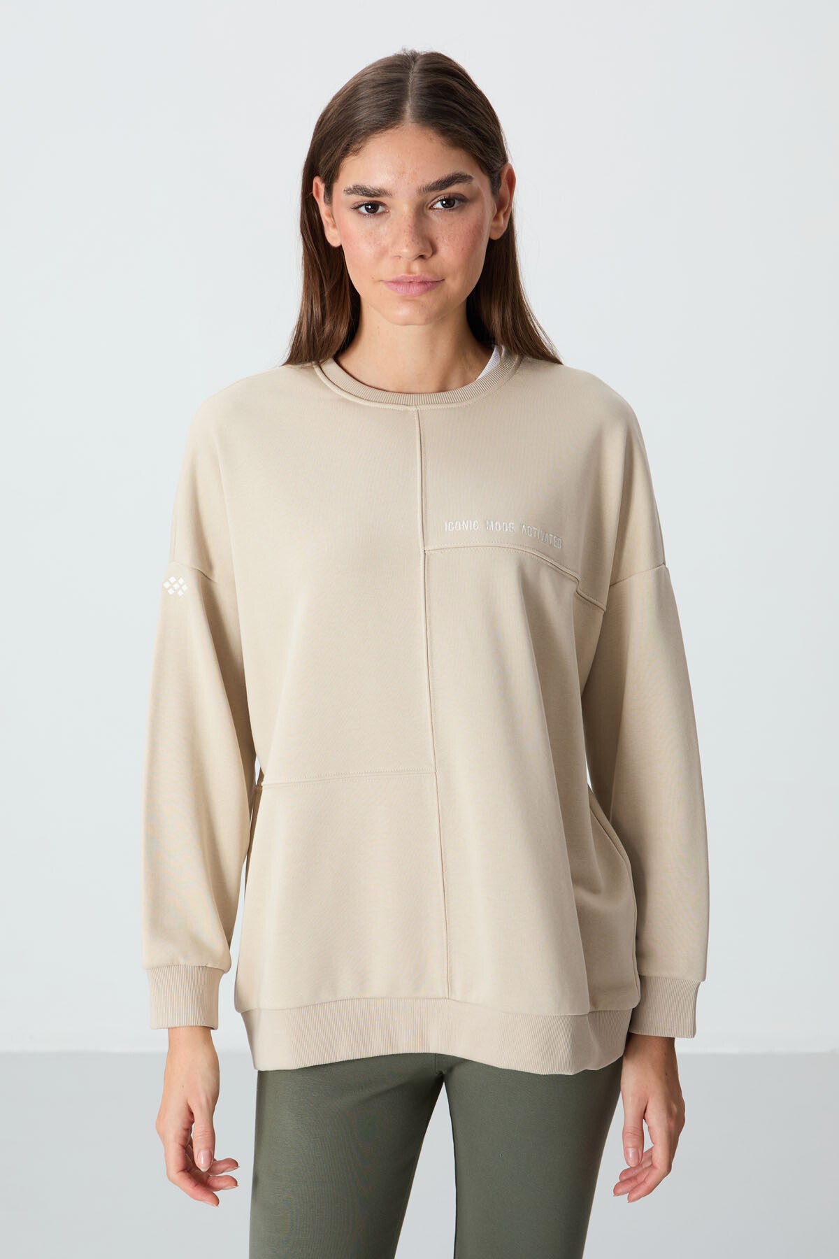 Image of Bej Kompakt Pamuklu Kalın Pürüzsüz Dokulu O Yaka Oversize Fit Kadın Sweatshirt - 97288