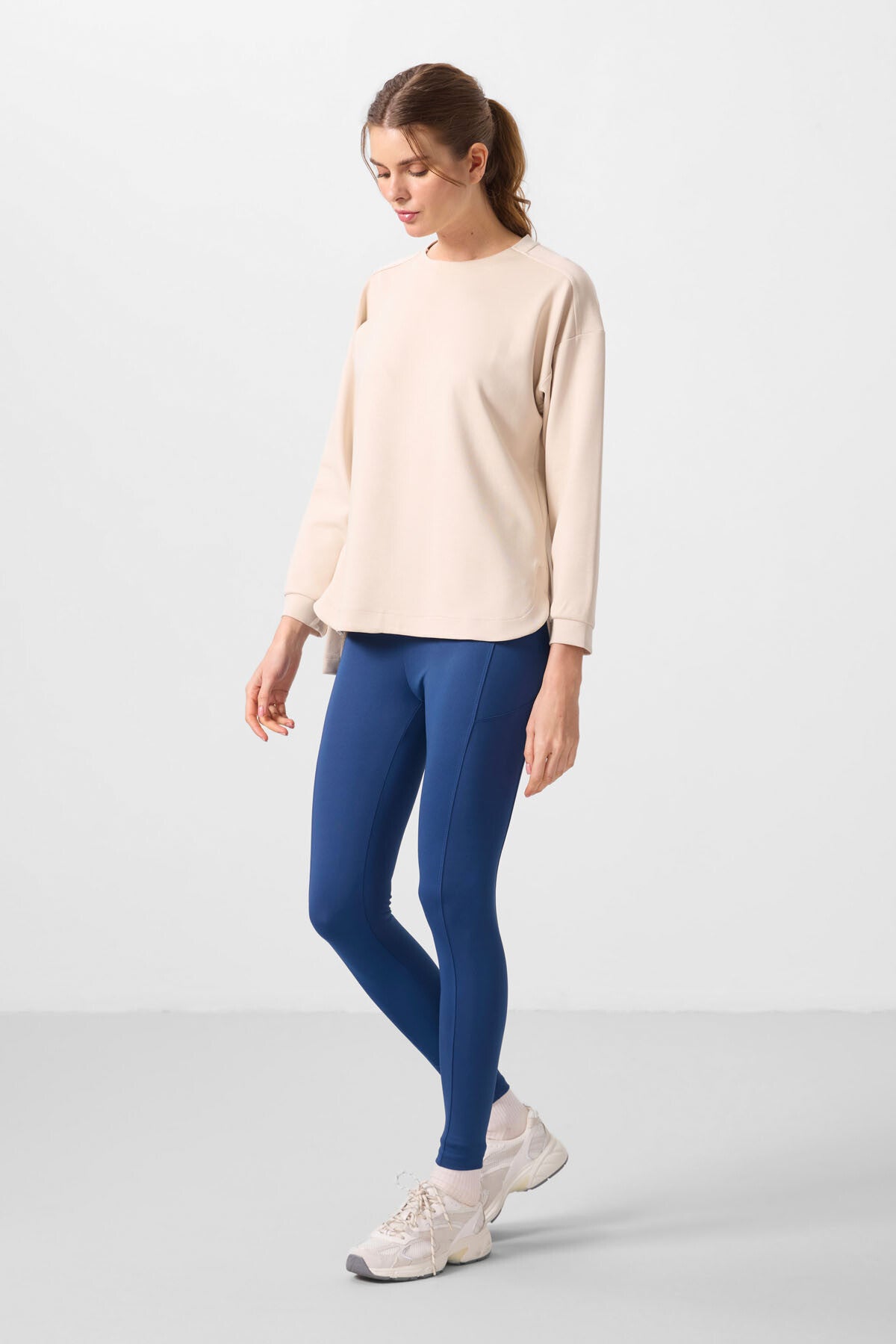 Image of Bej Yumuşak Dokulu O Yaka Rahat Form Kadın Tunik Sweatshirt - 97305