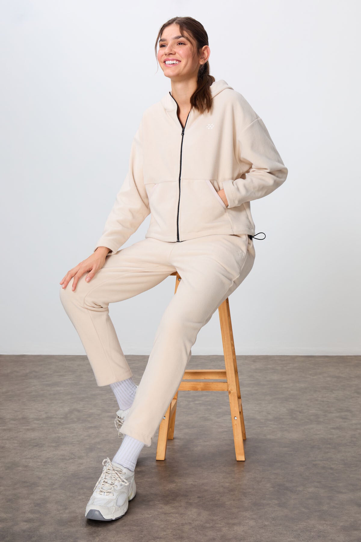 Image of Set trening bej gros, moale, texturat, cu glugă, supradimensionat, din fleece brodat, pentru femei -95338