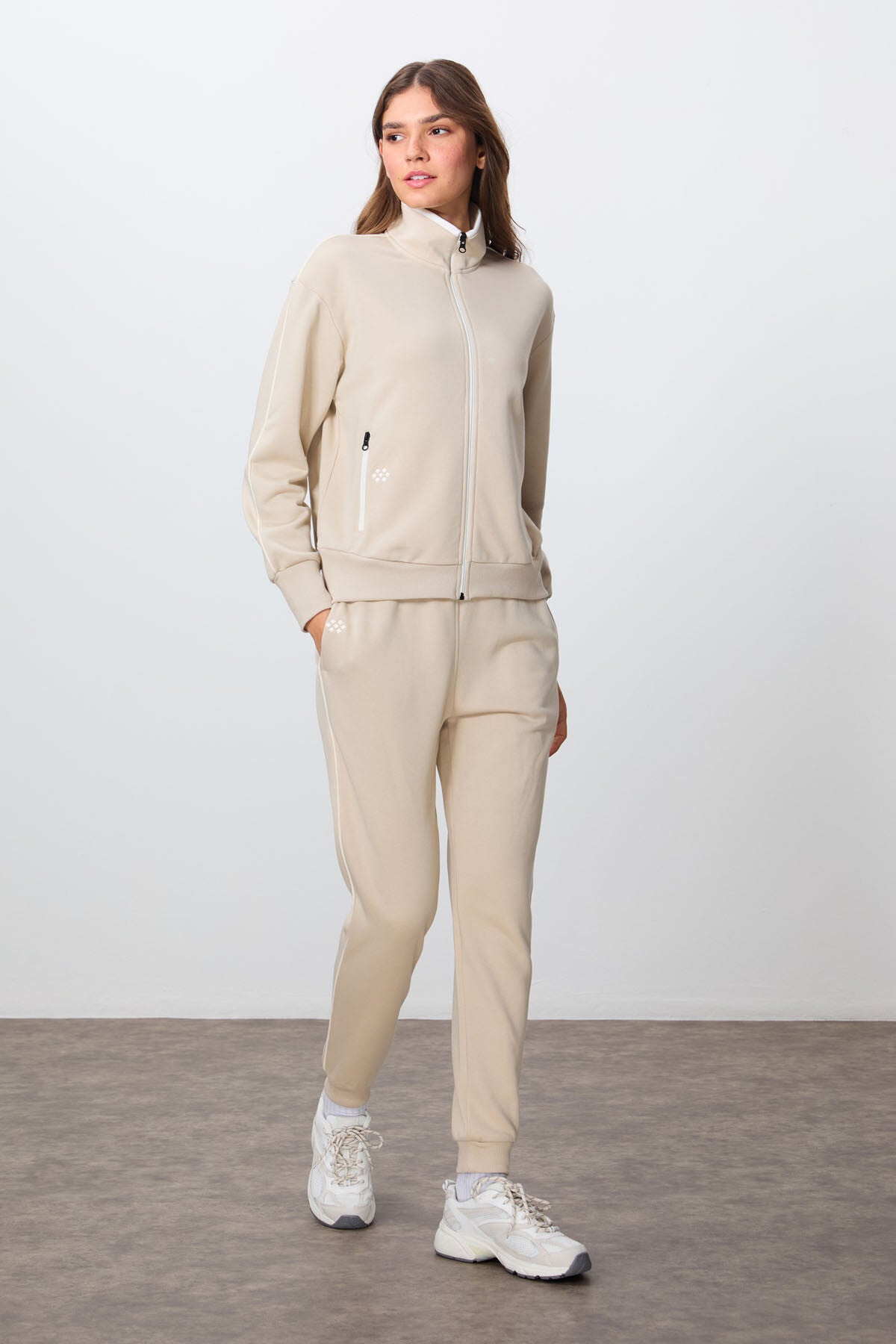 Image of Bej Kompakt Pamuklu Kalın Pürüzsüz Dokulu Dik Yaka Oversize Fit Kadın Eşofman Takım - 95340