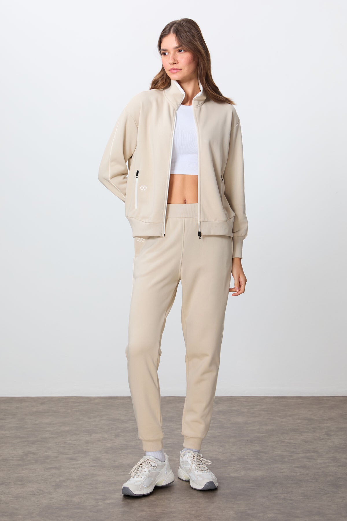 Image of Bej Kompakt Pamuklu Kalın Pürüzsüz Dokulu Dik Yaka Oversize Fit Kadın Eşofman Takım - 95340